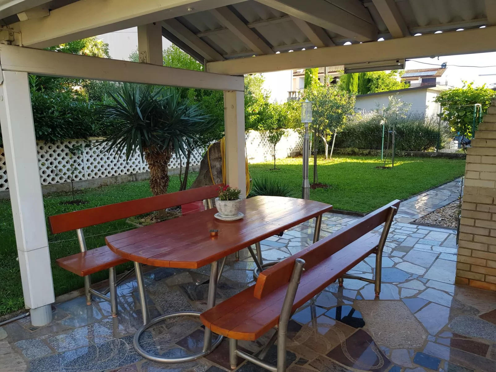 Wohnung Hama Komunela mit Garten und Stellplatz-Buiten