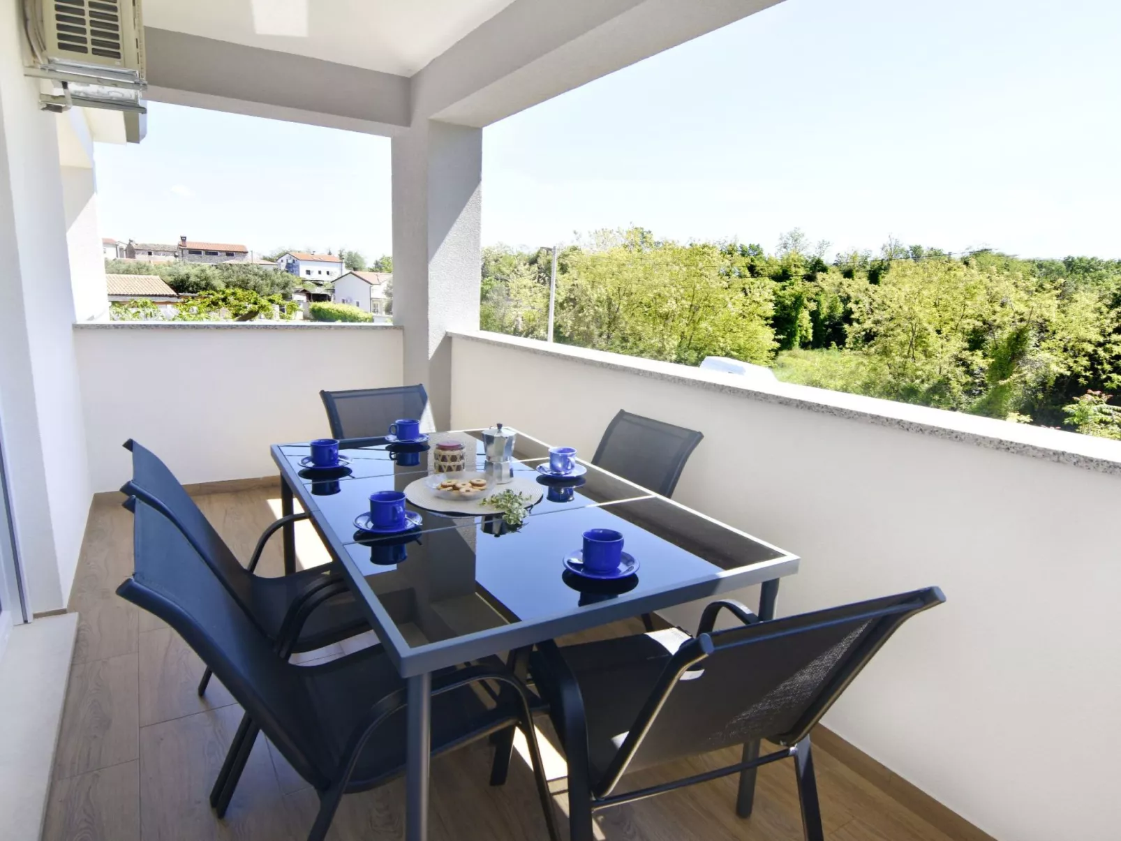 Apartment 2 in einer neuen Villa mit Pool in ruhiger Lage-Buiten