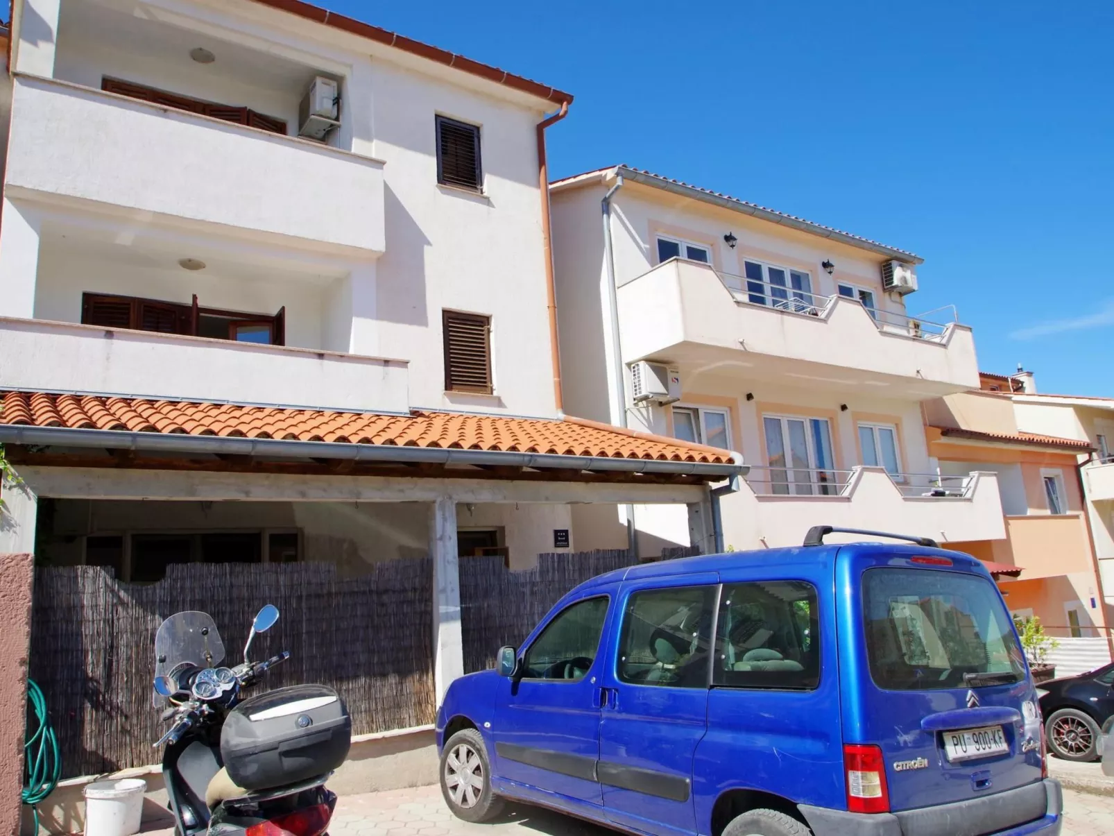 "Rose" mit Terrasse-Buiten