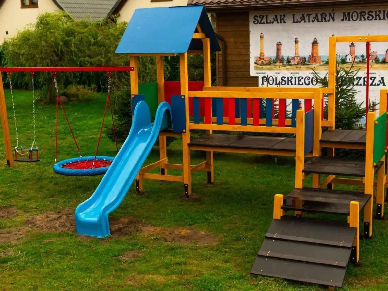 Modernes Ferienhaus in Biebrowo mit Grill, Garten und Terrasse-Buiten