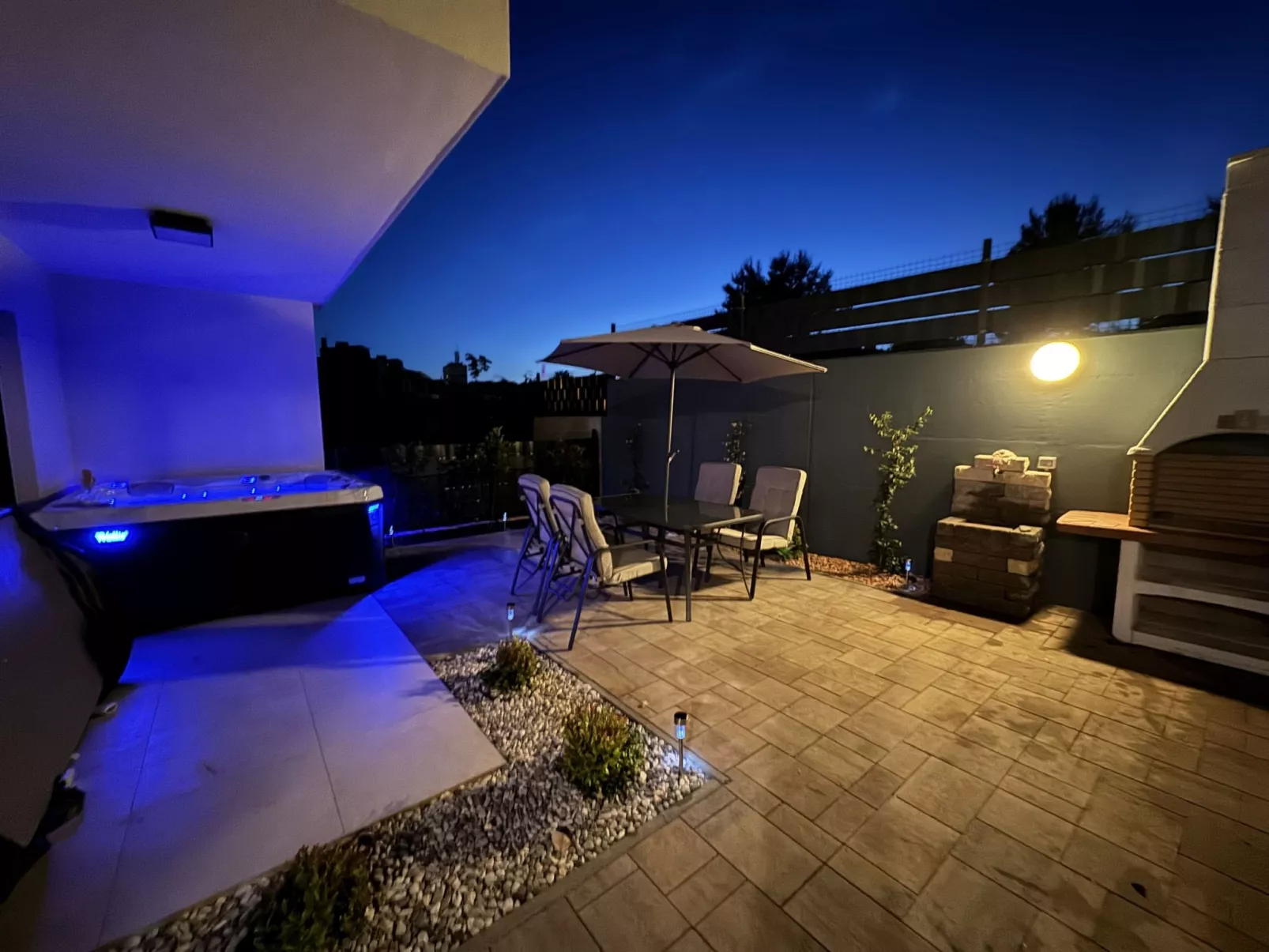 Luxus-Appartement mit Jacuzzi, Parkplatz und Garten-Image-tags.info