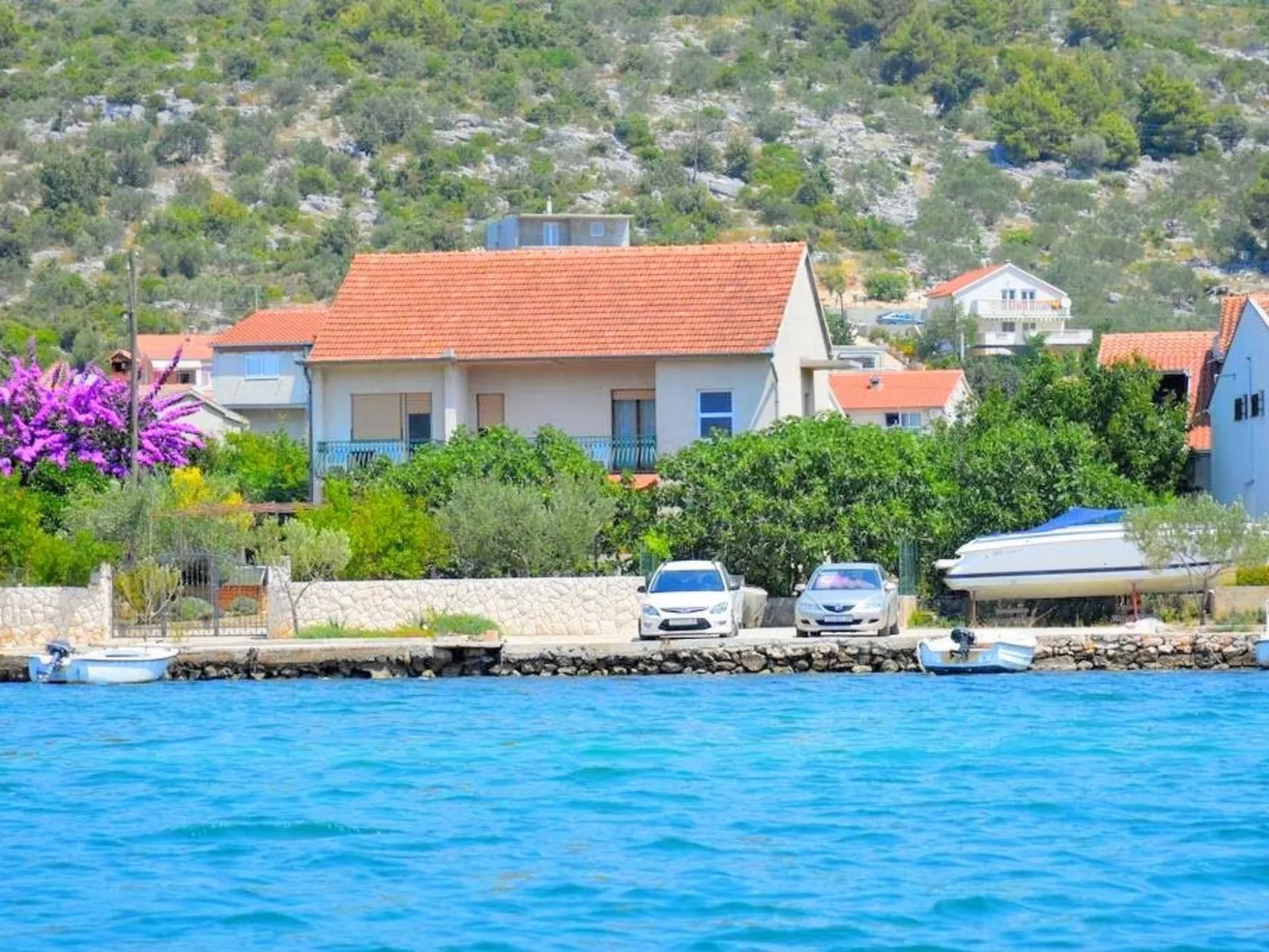 Schöne Wohnung in Poljica mit privatem Parkplatz-Buiten