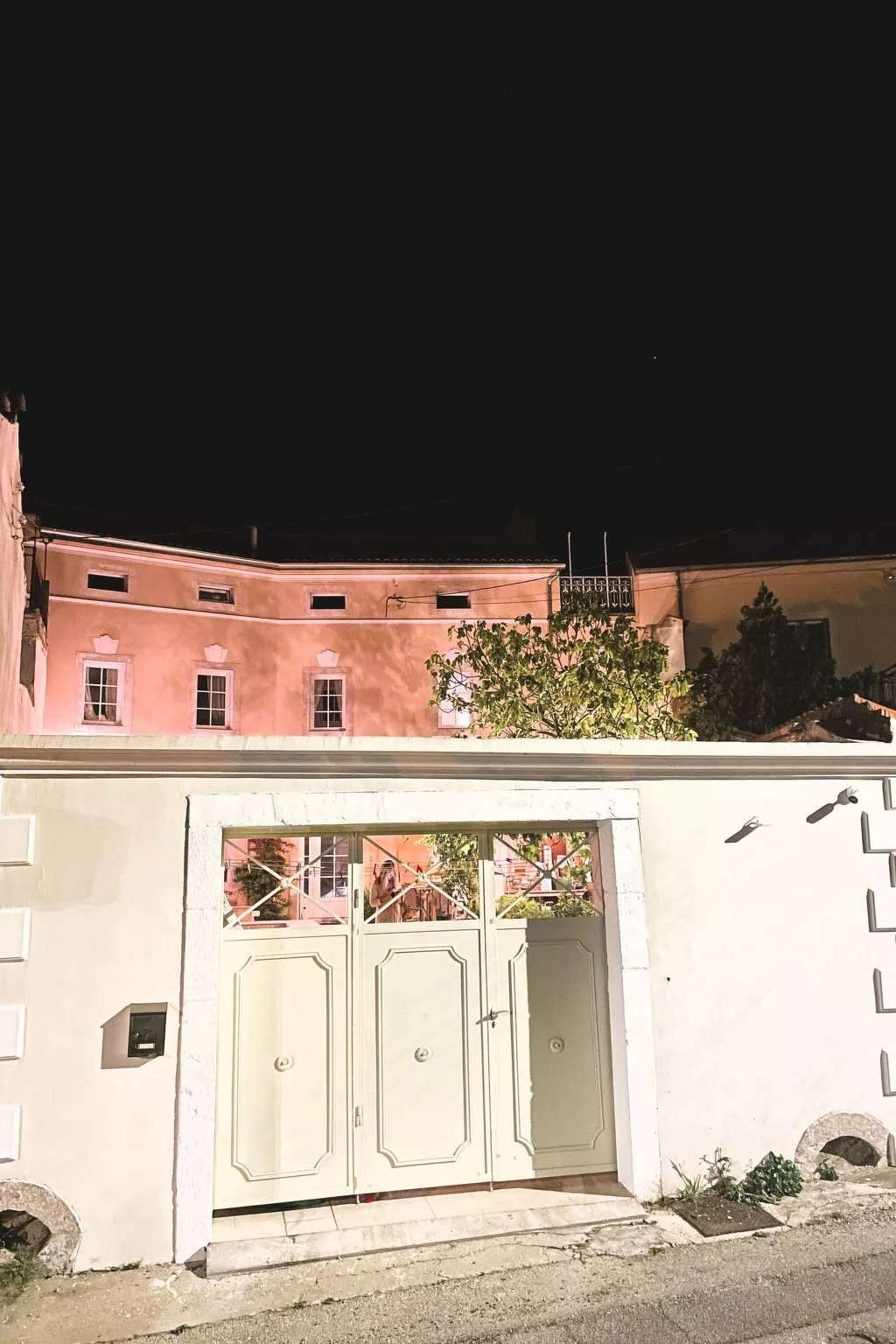 Villa "Cotton House" mit Schwimmbad-Buiten