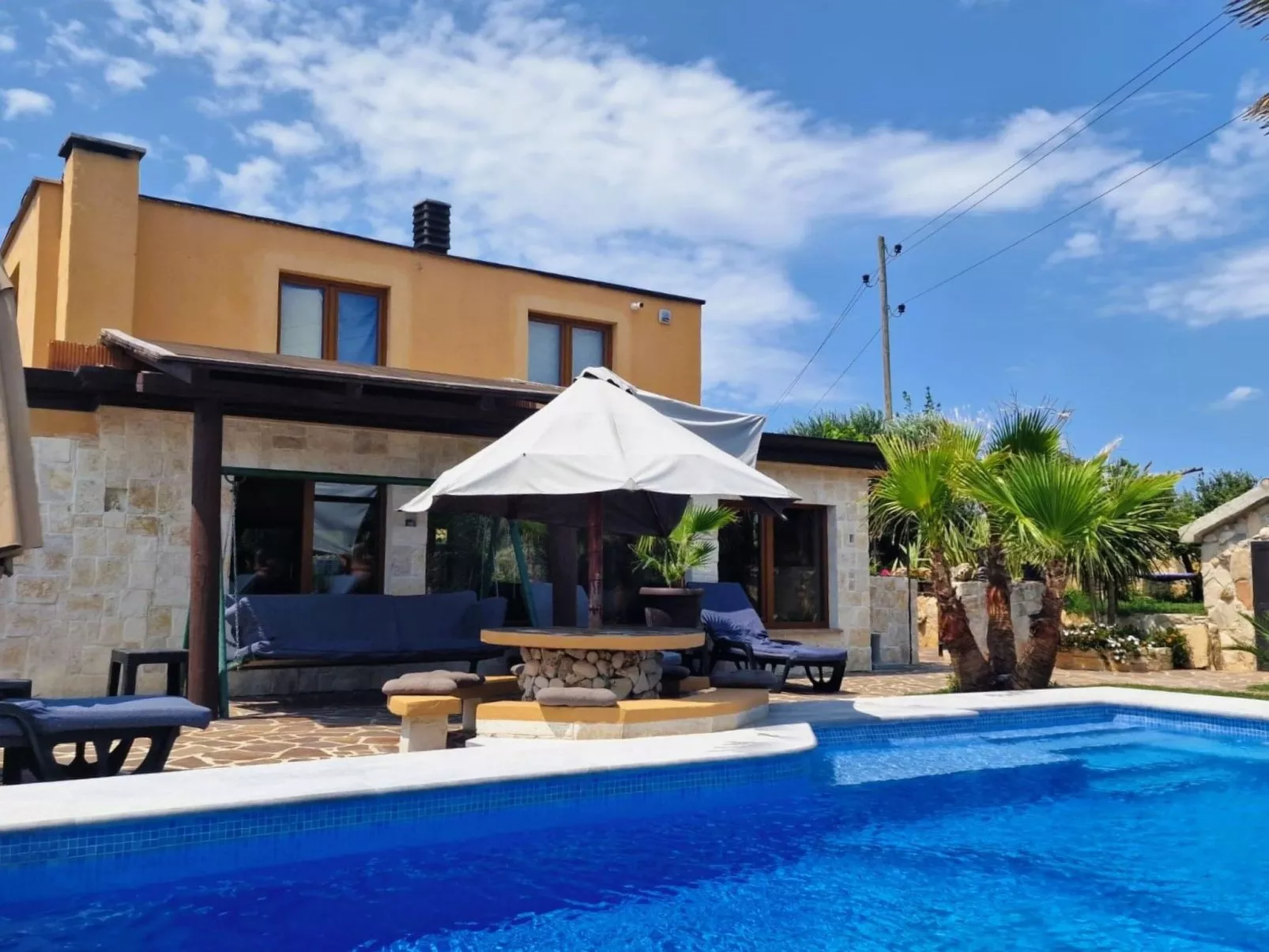 Schönes Haus in Pomer mit privatem Parkplatz-Buiten