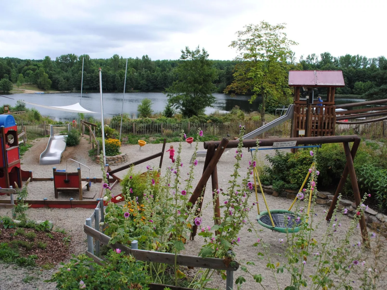 Modernes Ferienhaus unweit eines schönen Badesees-Buiten