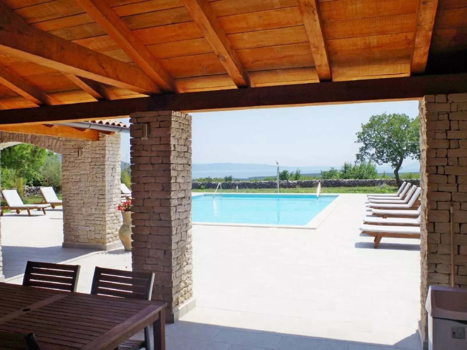 In Rakalj mit Grill, Garten und Terrasse-Buiten