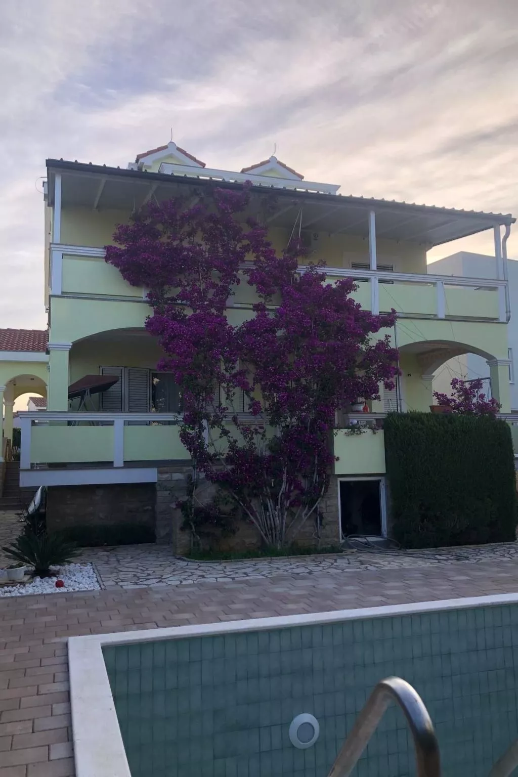 Appartement mit Blick auf das Wasser-Image-tags.info