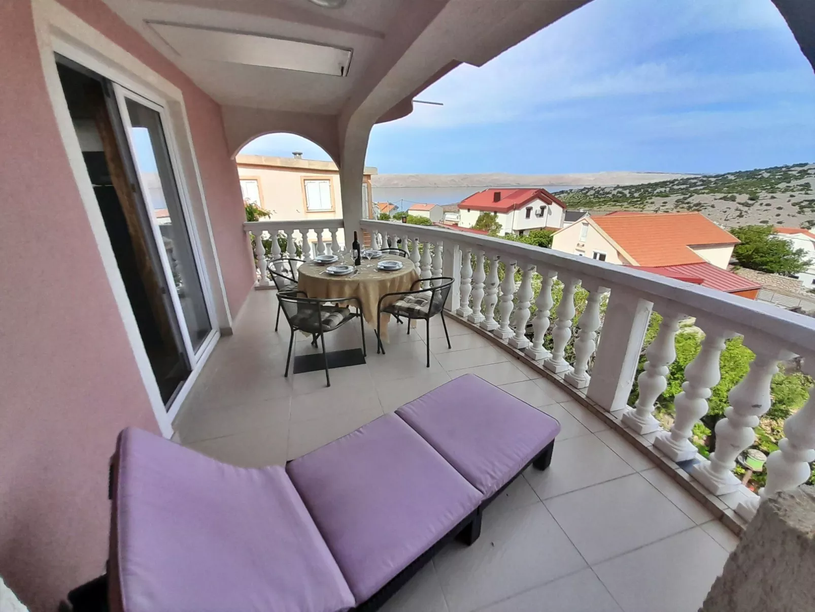 Mit zwei Terrassen für sechs Personen-Buiten