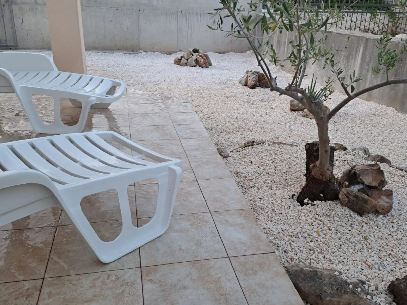 Mit Blick auf das Wasser-Buiten