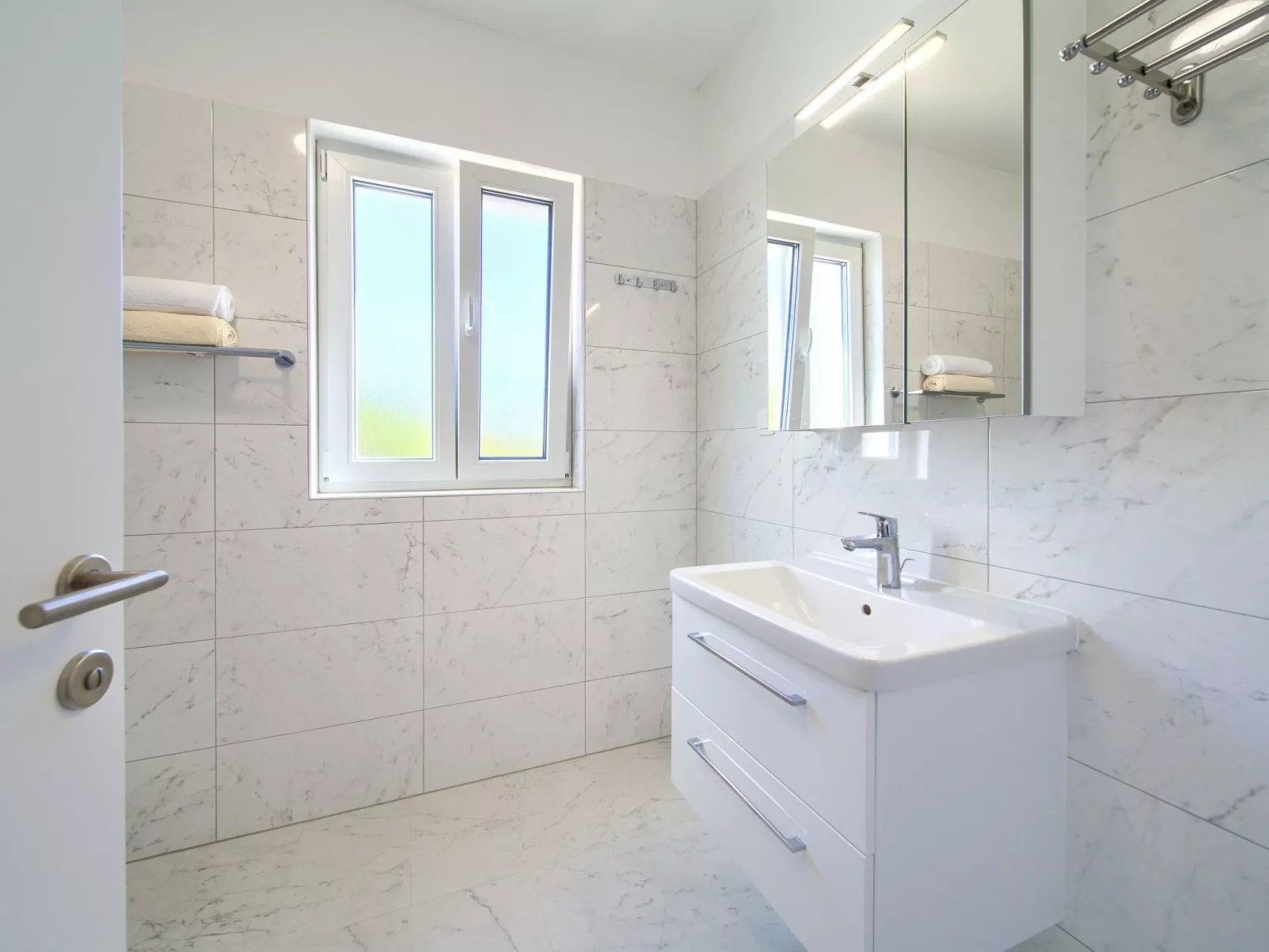 Geräumige, luxuriöse 5*-Ferienvilla mit Meerblick, eigenem Pool und großer Terr-Binnen