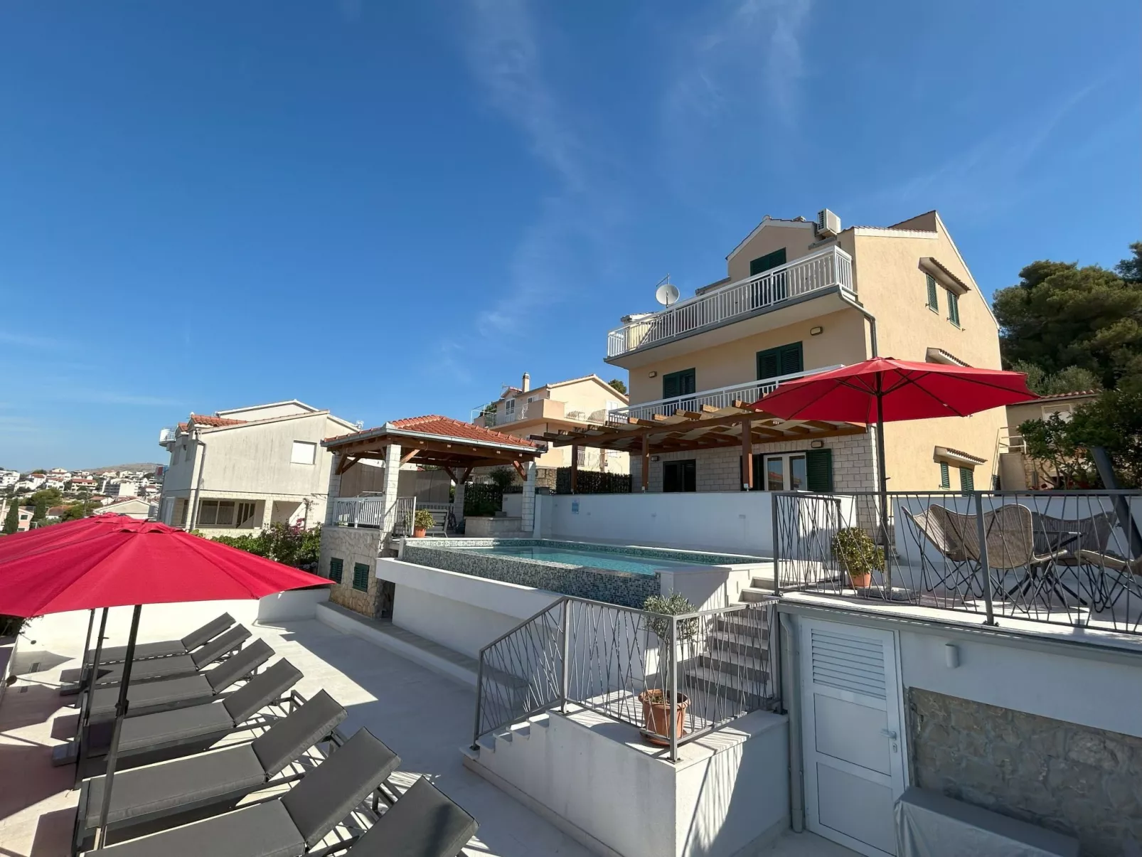 Beheizter Infinity-Pool, Wohnung mit Meerblick3-Buiten