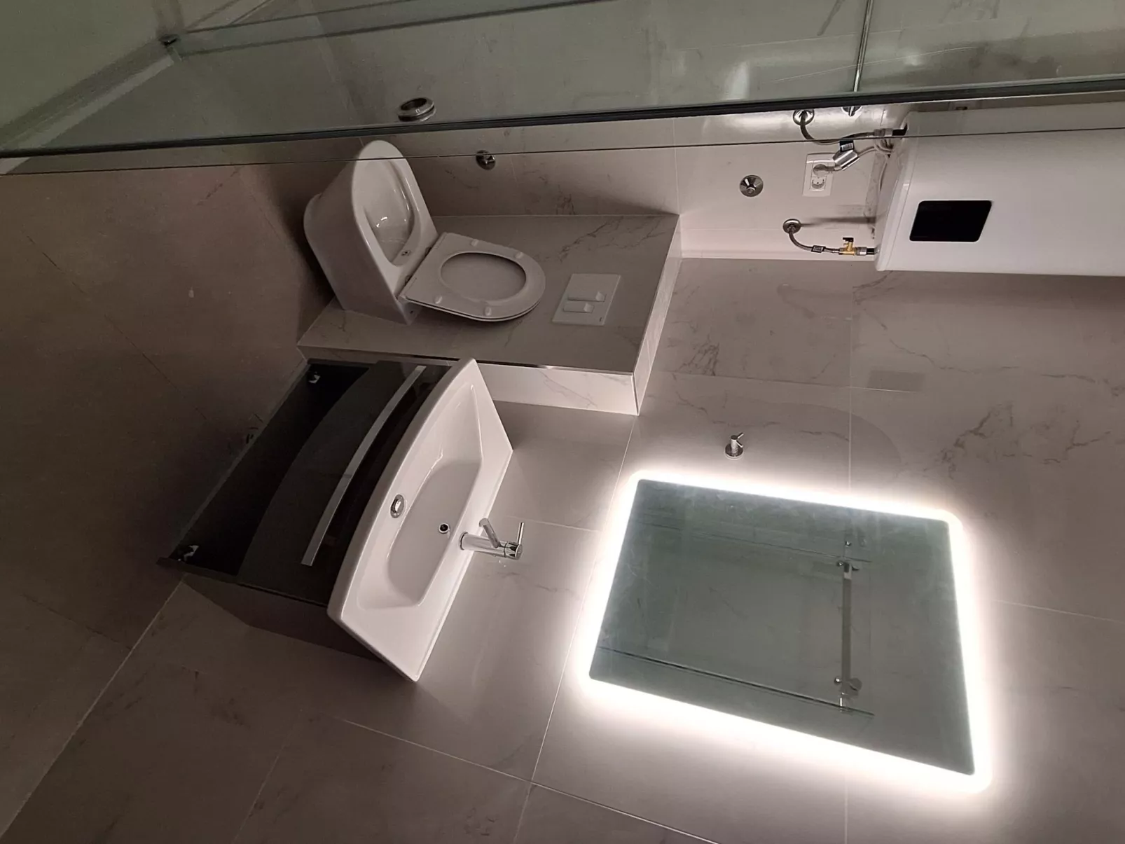 Für vier Personen, mit einem Balkon-Binnen