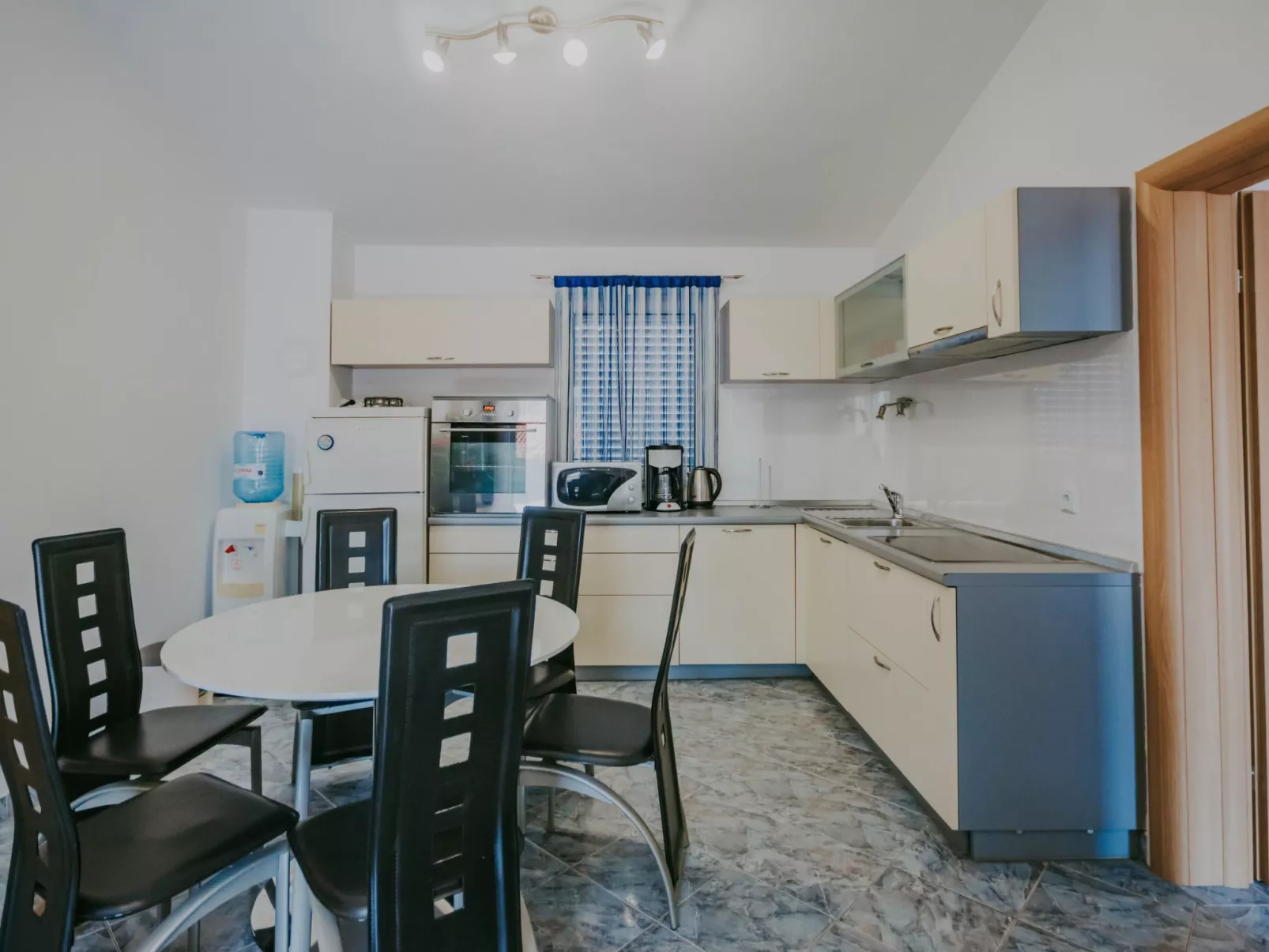 Zweistöckiges Ferienhaus Villa Dany-Binnen