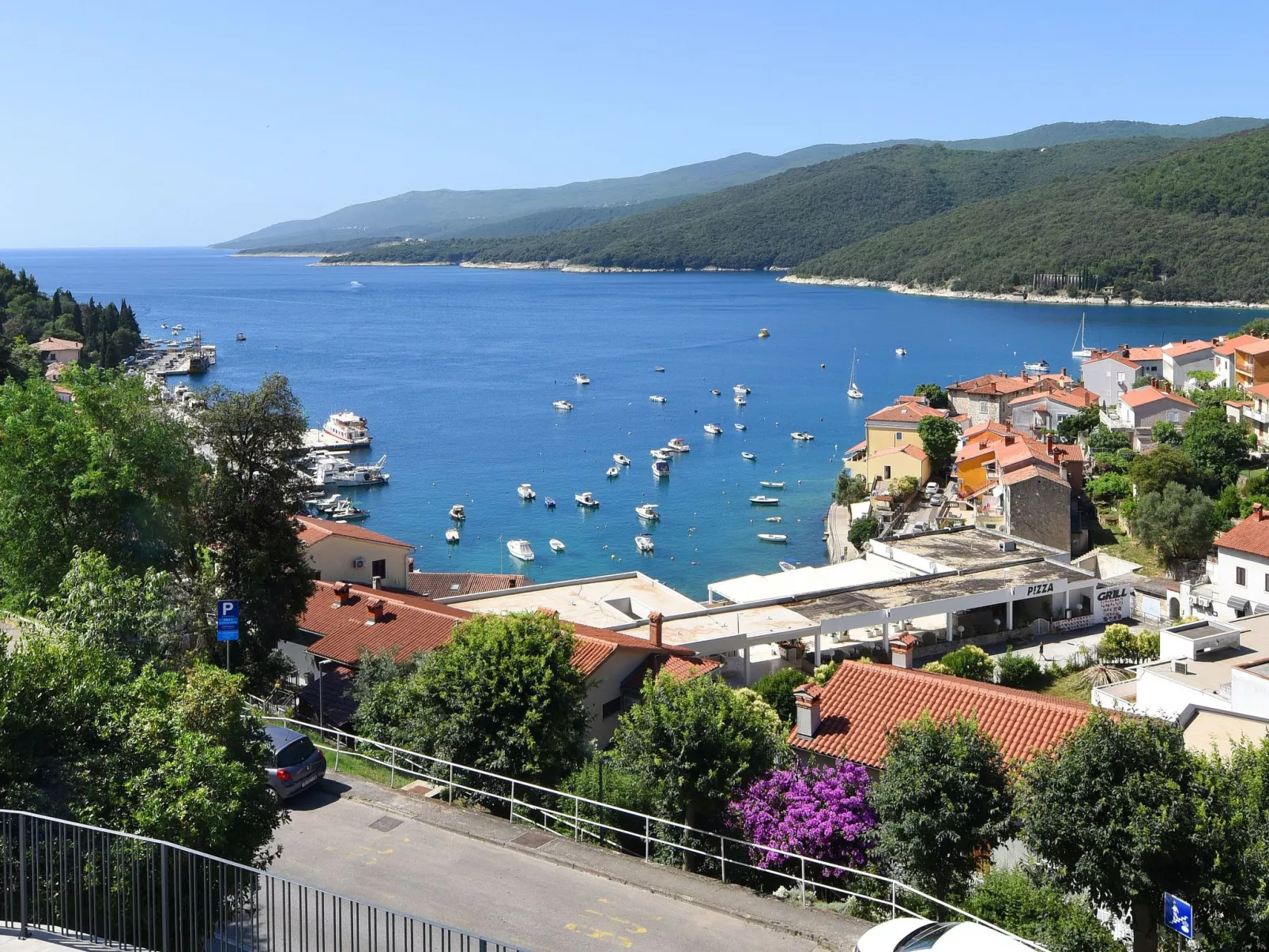 'Persic' mit privatem Pool-Buiten