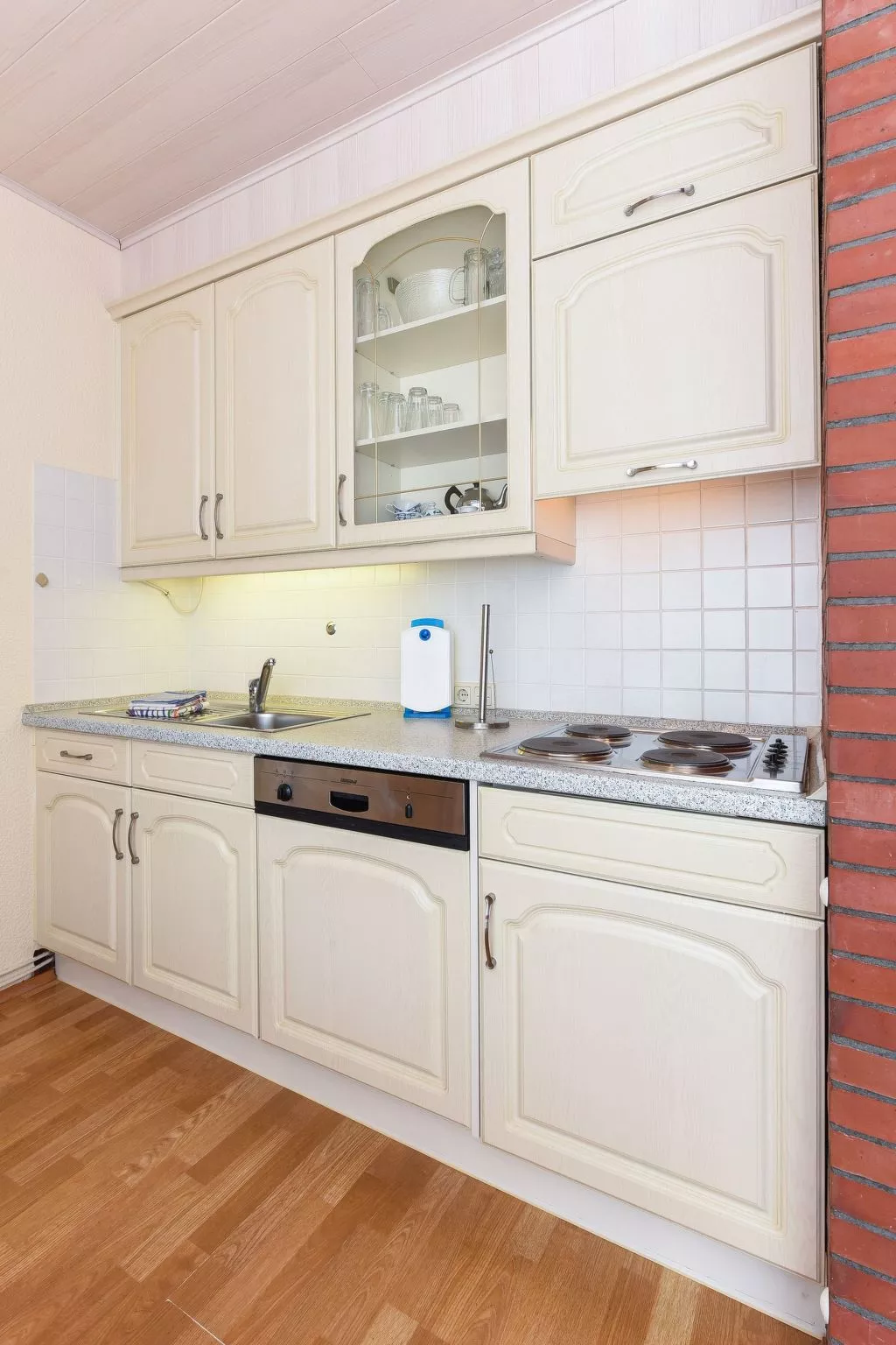 Strandnahes Ferienhaus mit Kinderspielplatz-Binnen