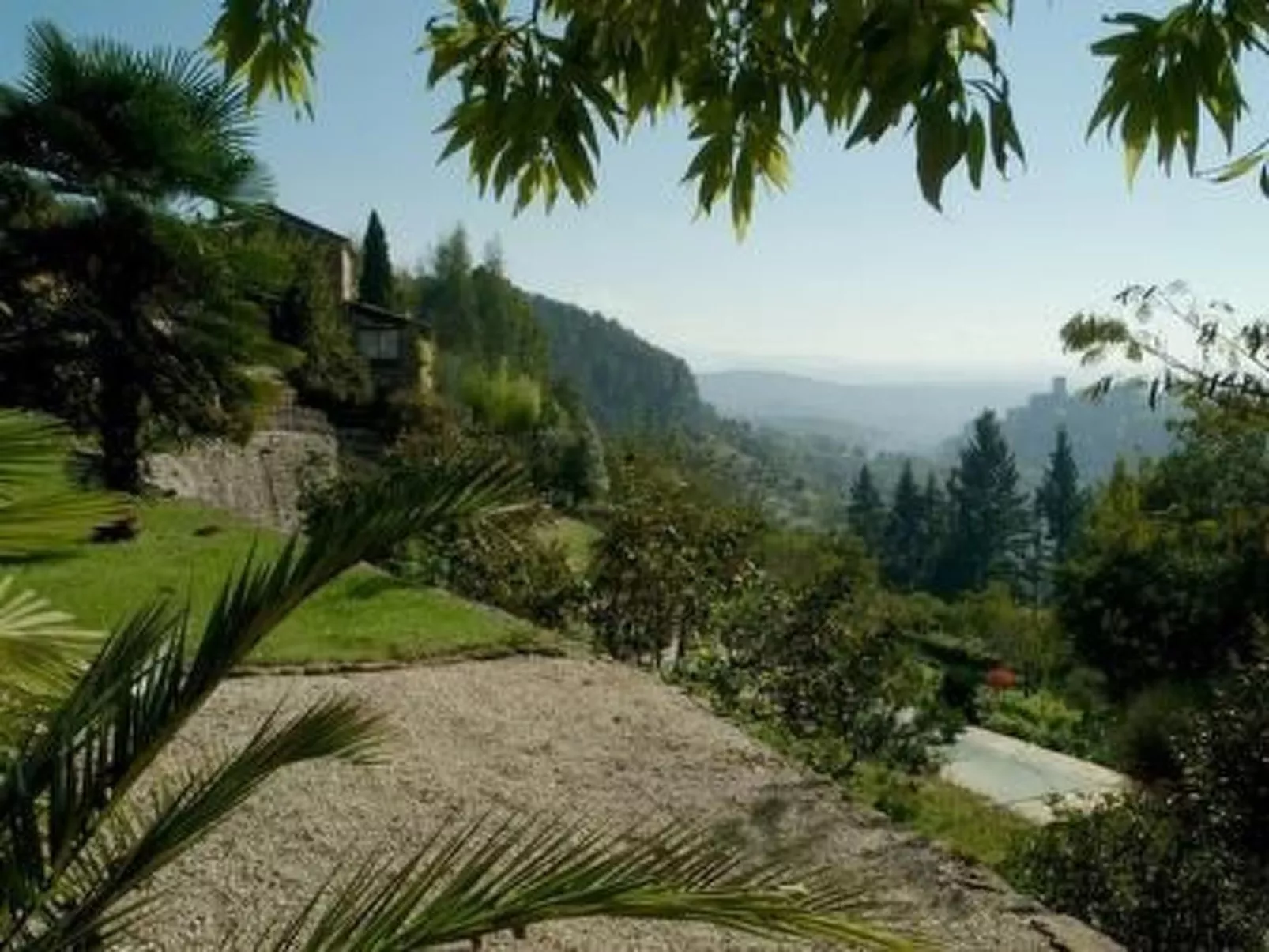 Reclusion in Style-Buiten