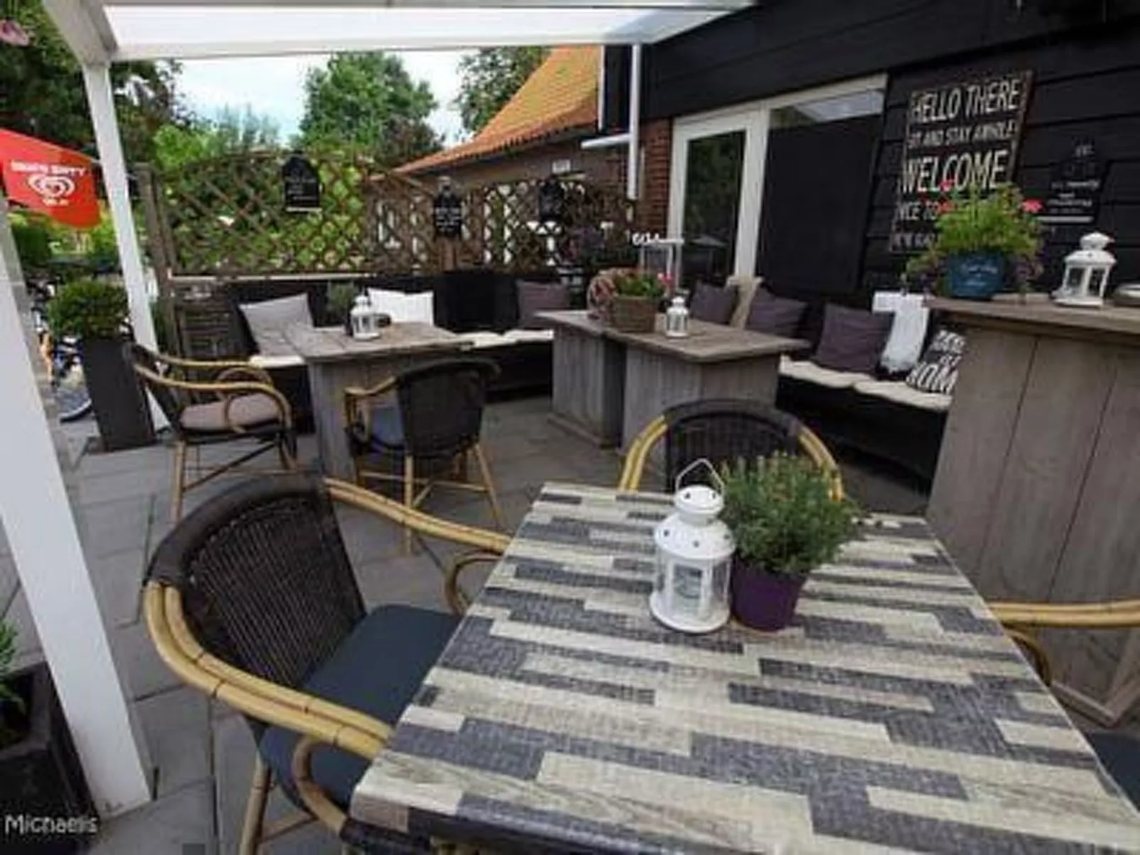 Gemütliches Vier-Personen-Bungalow mit Überdachung-Buiten