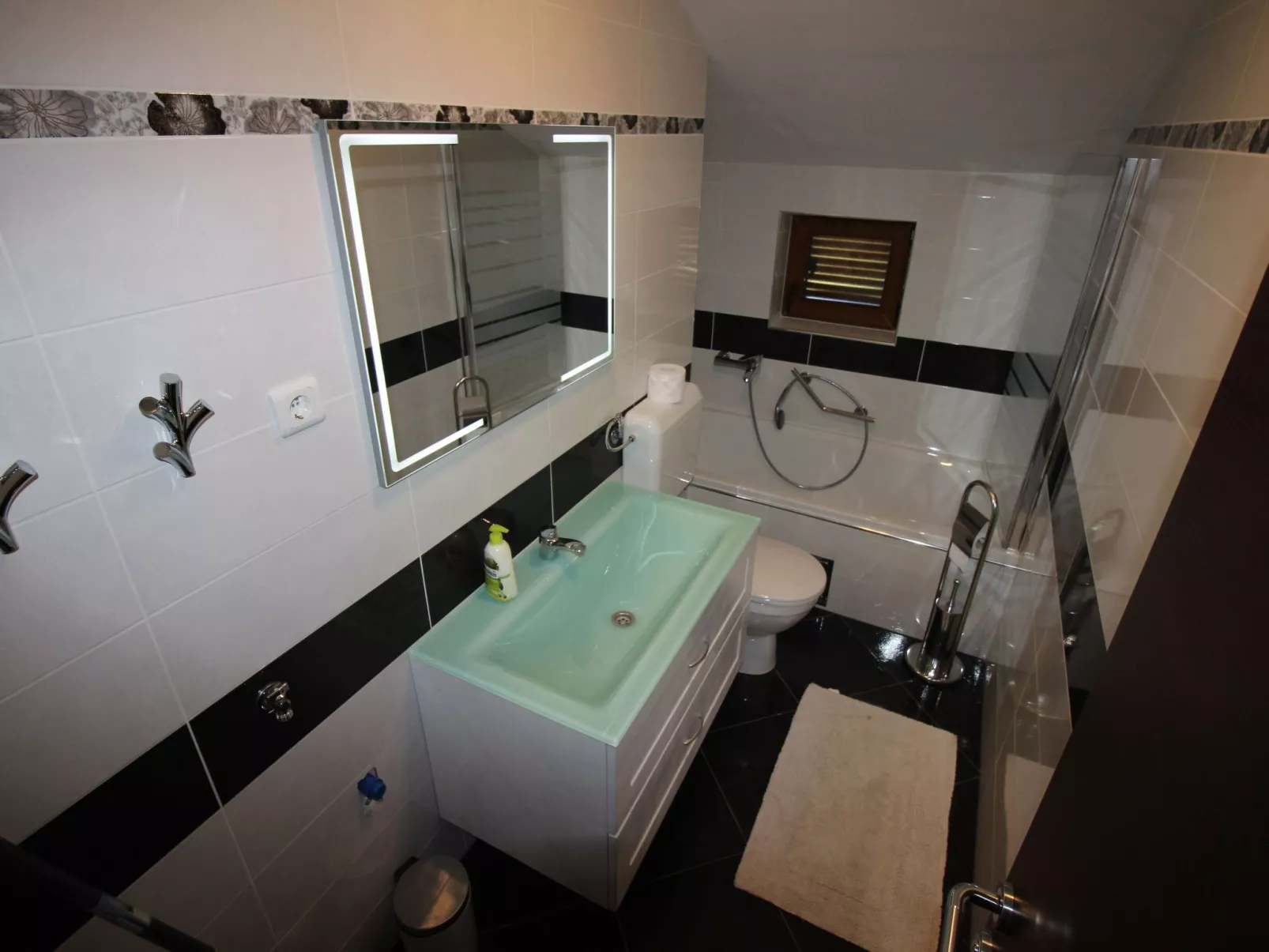 "Manda3" mit Blick auf das Wasser-Binnen