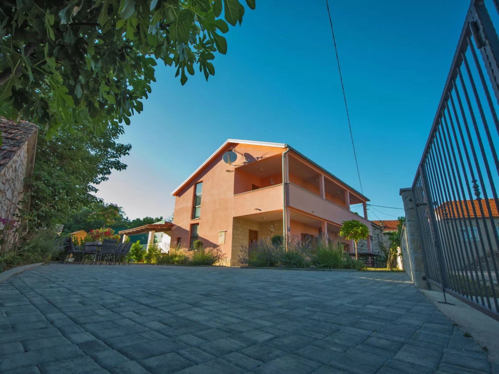 Haus in Grubine mit Außenpool-Buiten