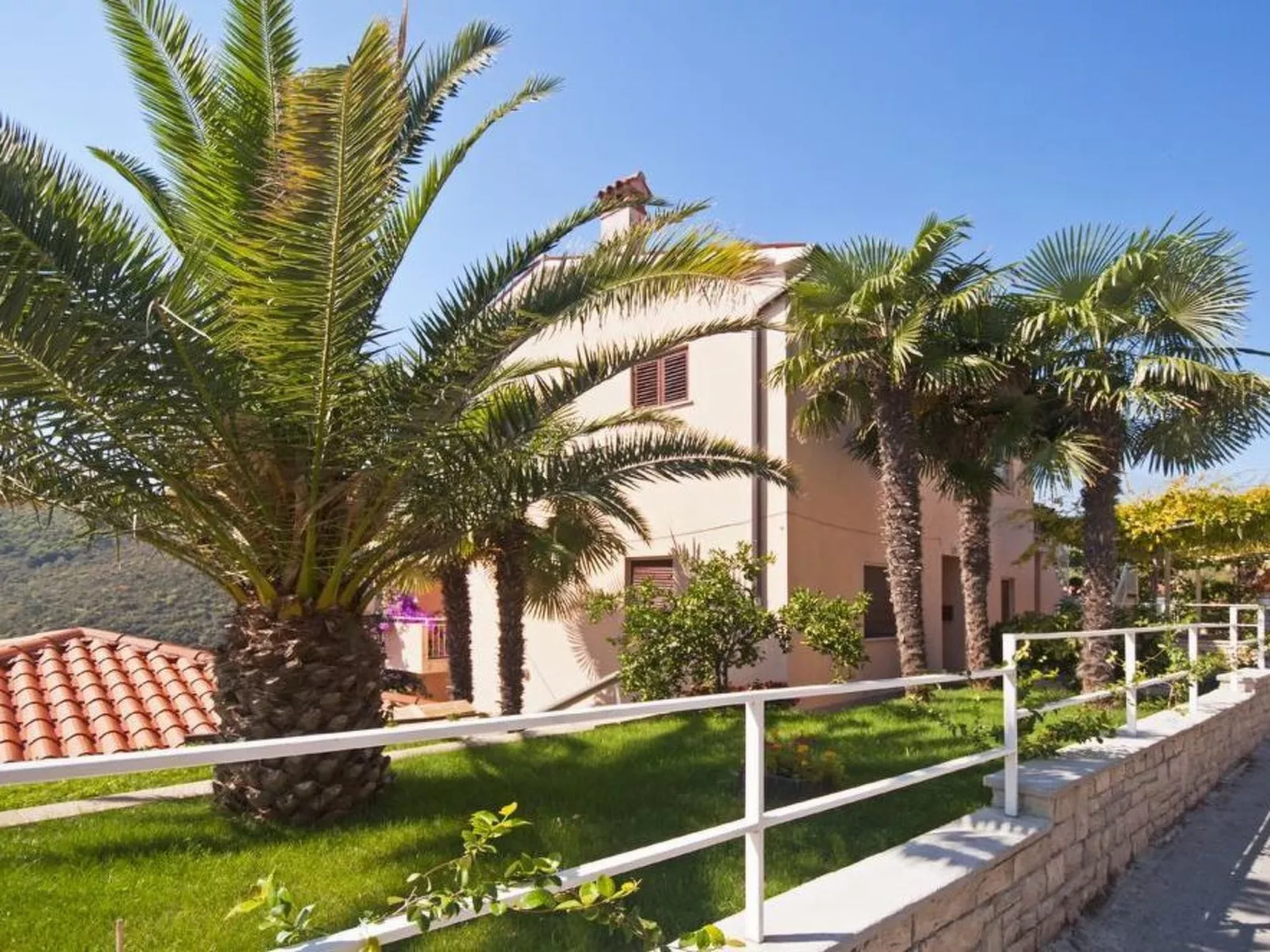 Drei-Zimmer-Wohnung in der Nähe des Meeres-Buiten