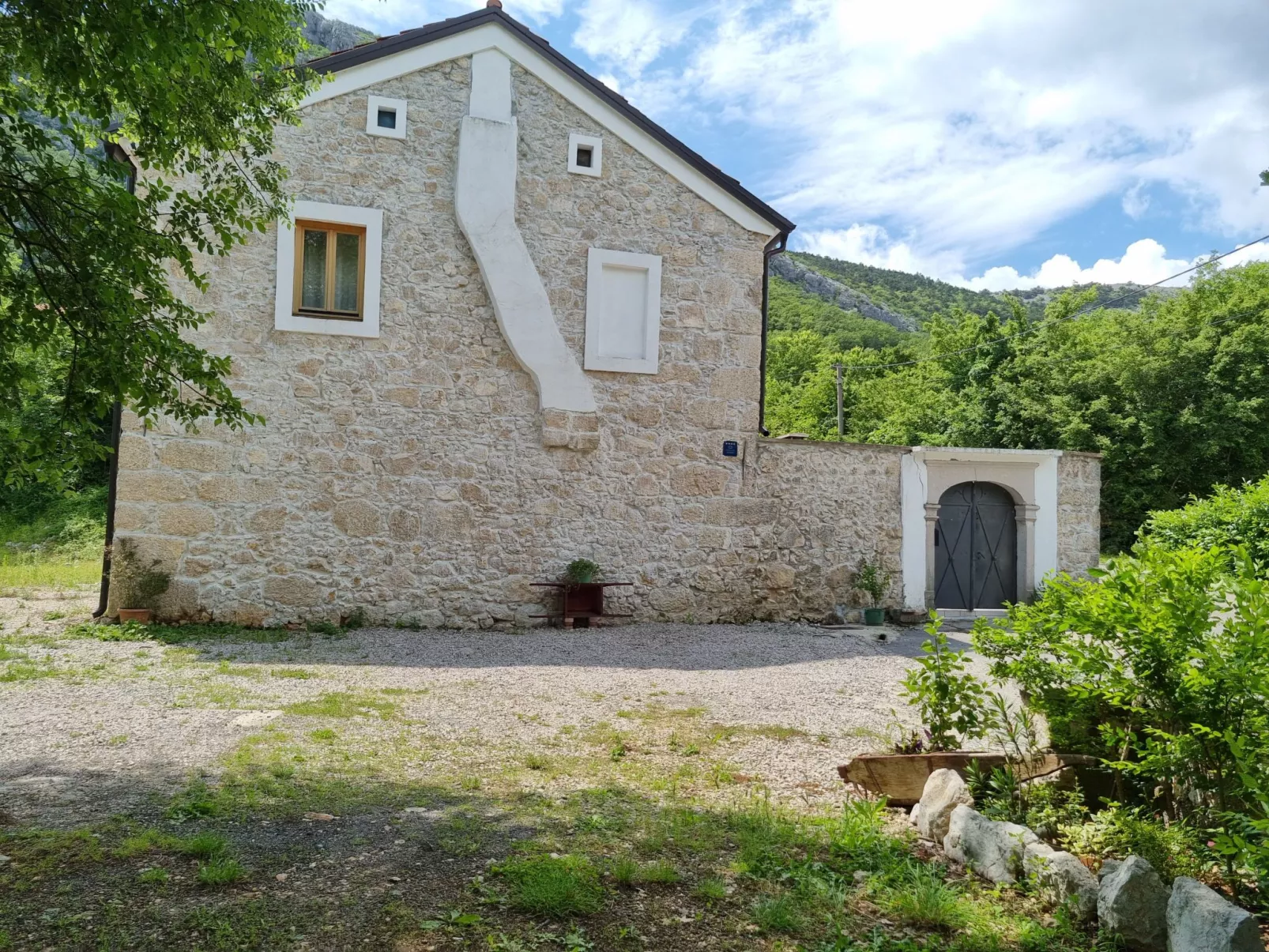 Steinhaus mit privatem Außenpool-Buiten