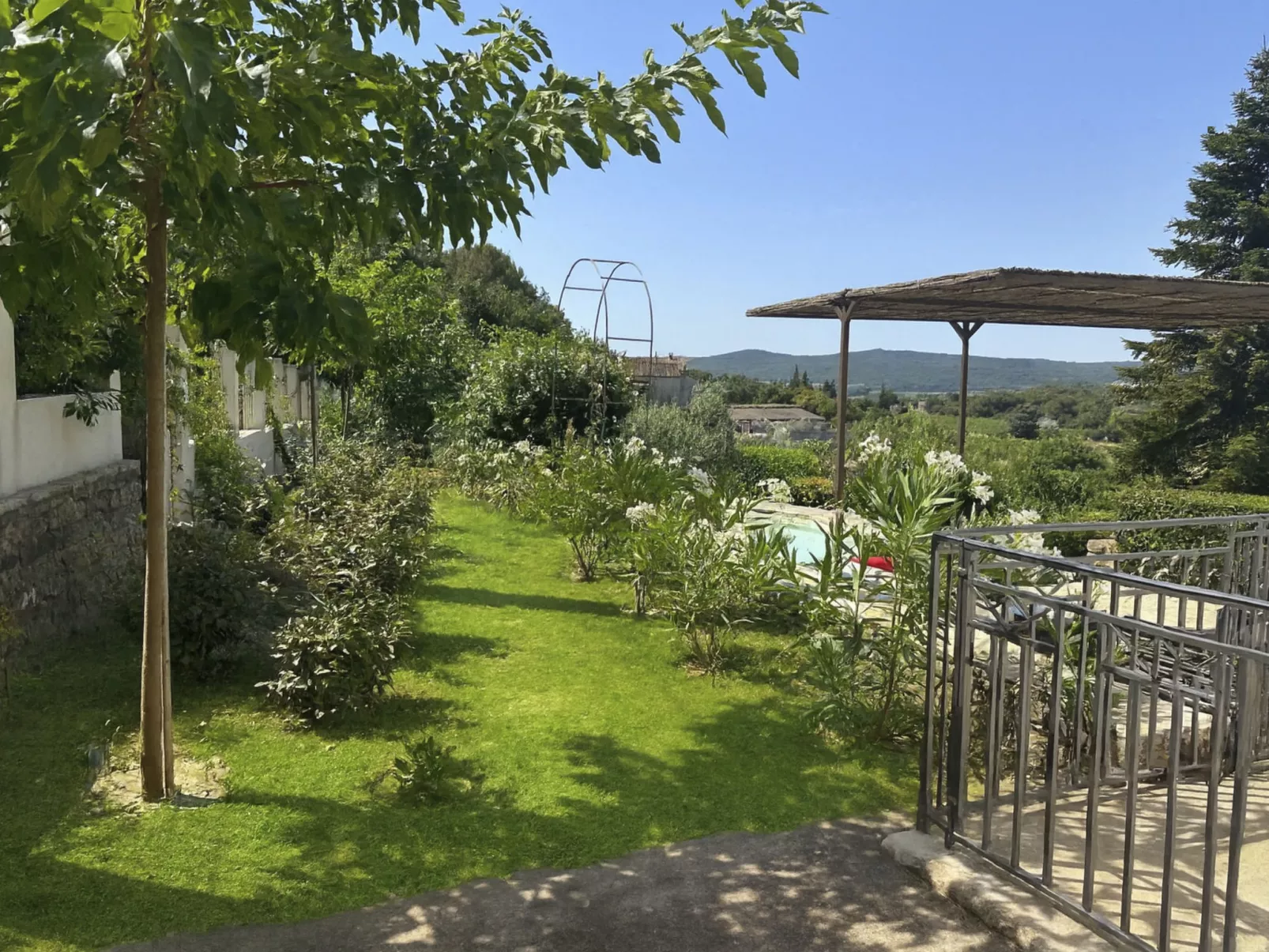 Maison Carrée-Buiten