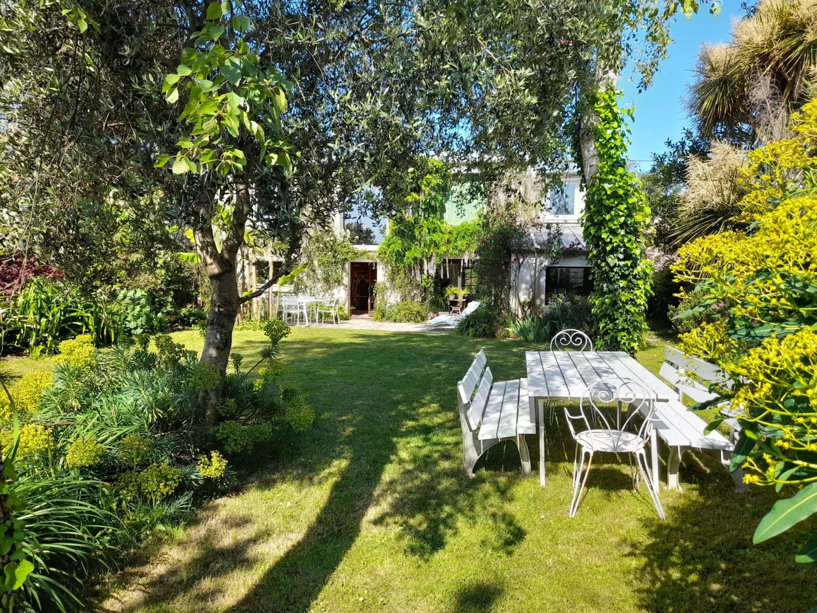 Großes Familienhaus mit schön angelegtem Garten-Buiten