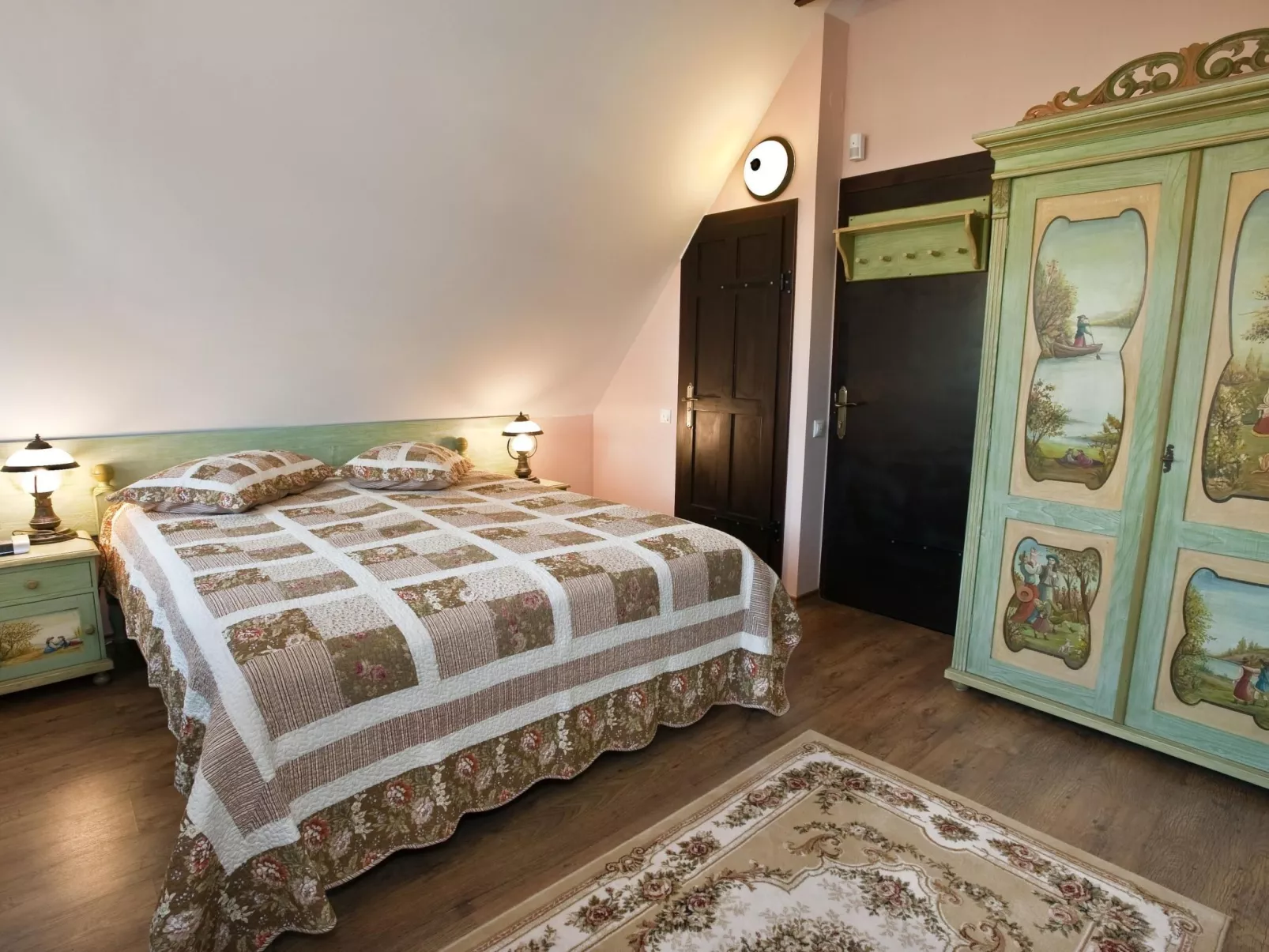 Kürzlich in eine Ferienvilla konvertiertes (2010), umfriedetes Haus aus der Sac-Binnen