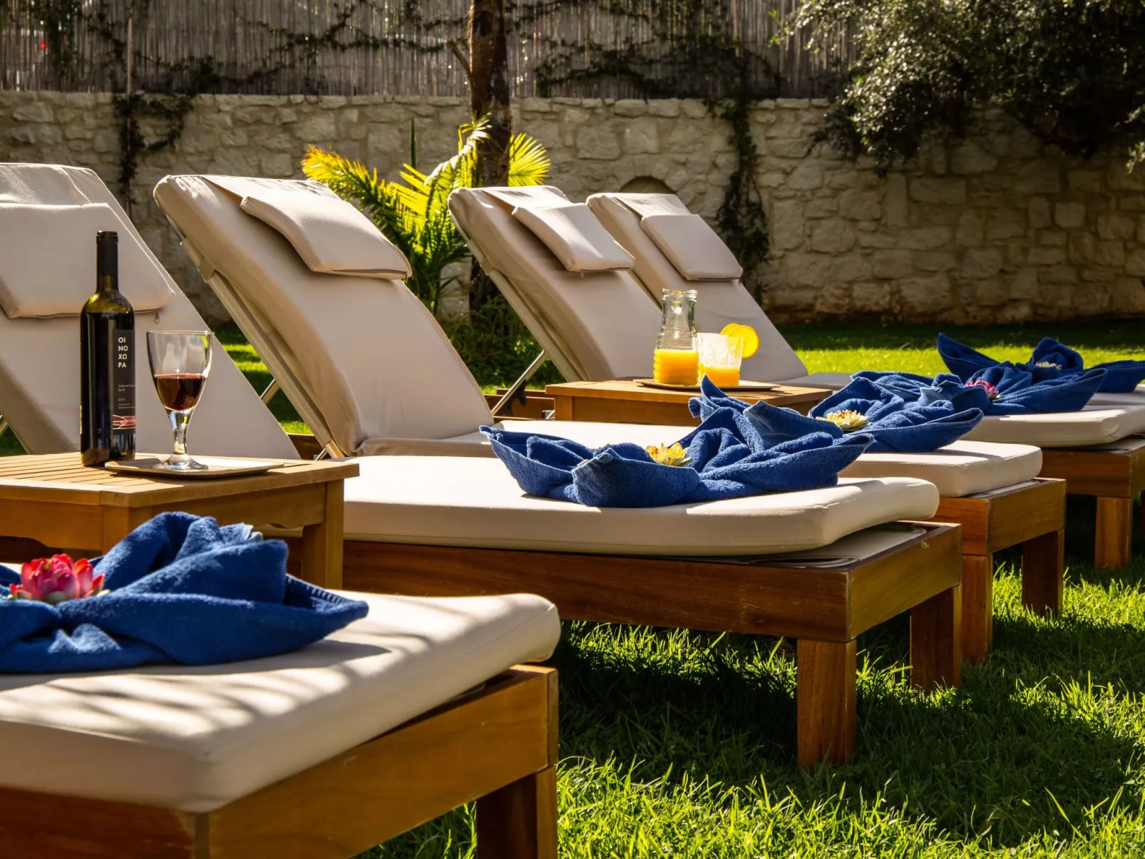 Ferienvilla mit Garten, Grill und Terrasse - Buiten