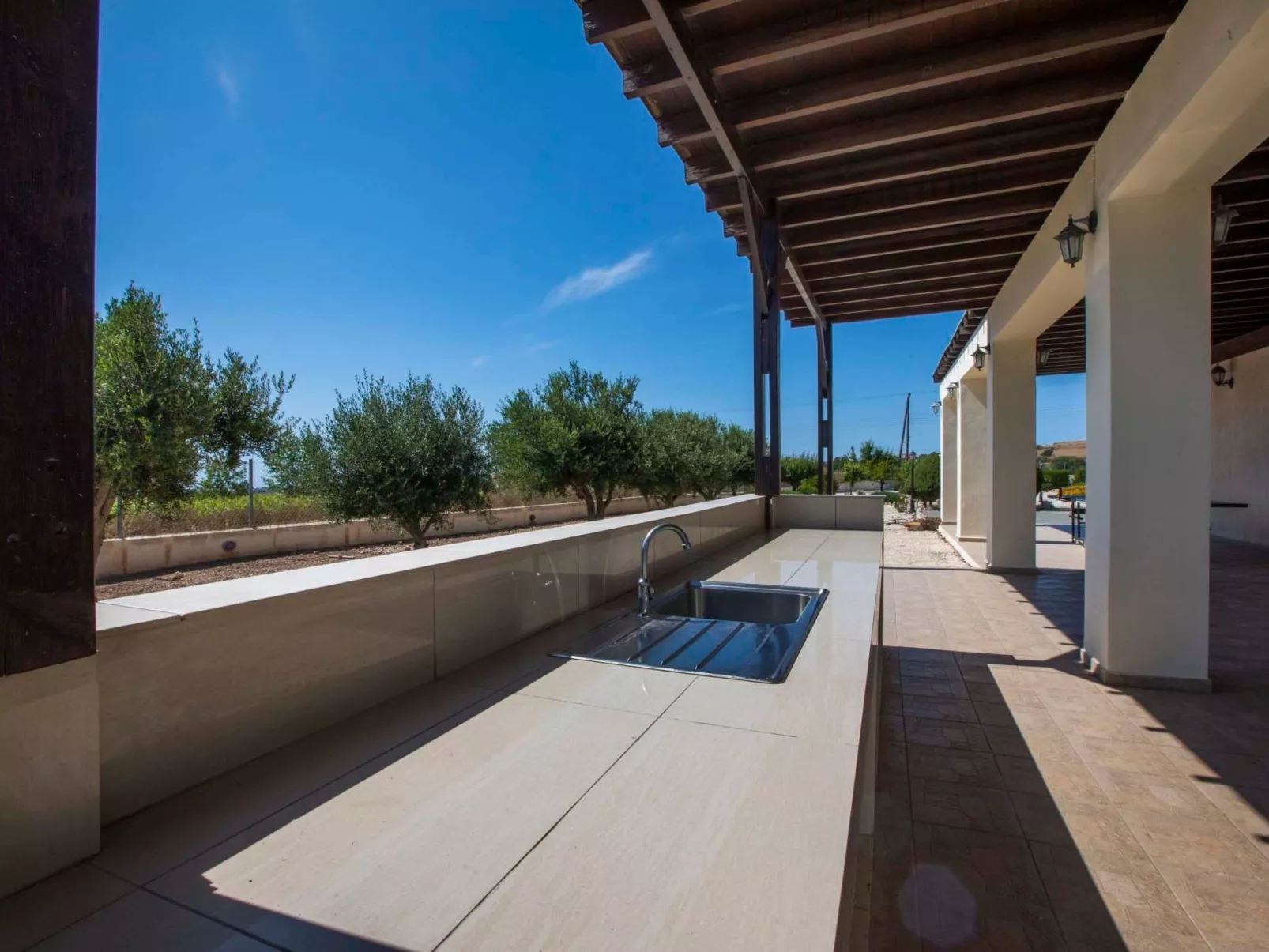 Villa mit Blick auf die Berge und Whirlpool-Buiten