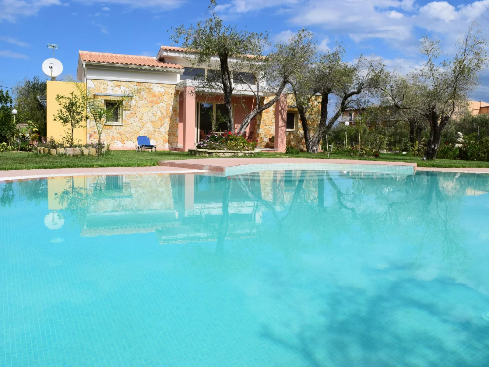 Villa Thalassa mit Schwimmbad und Garten-Buiten