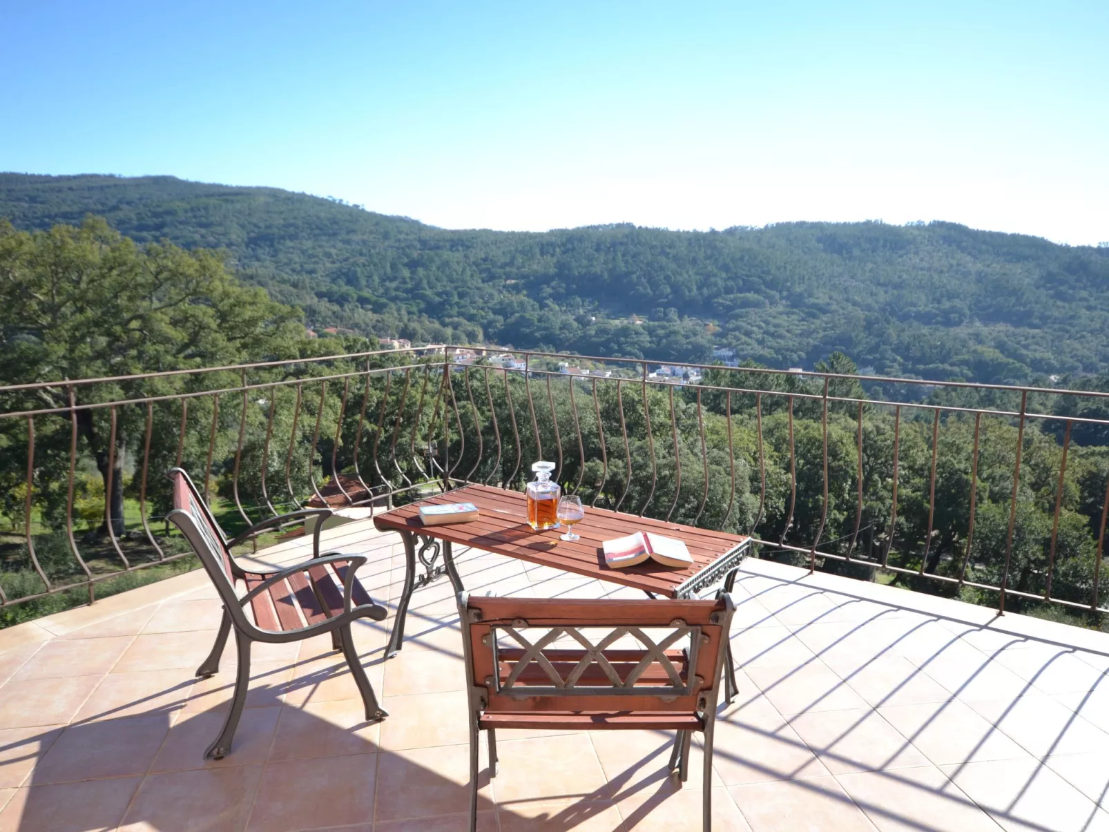 Luxuriöse Privatvilla mit Infinity-Pool-Buiten