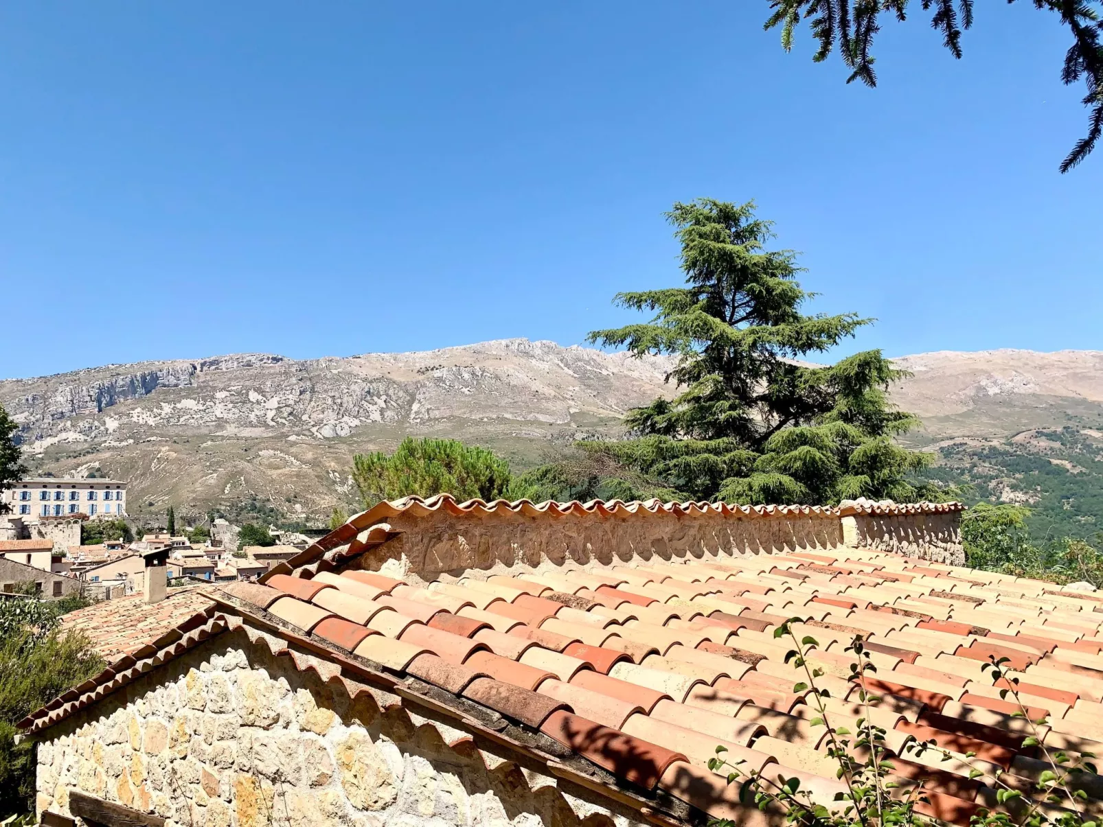 Steinhaus Garten und Blick auf die Berge-Buiten