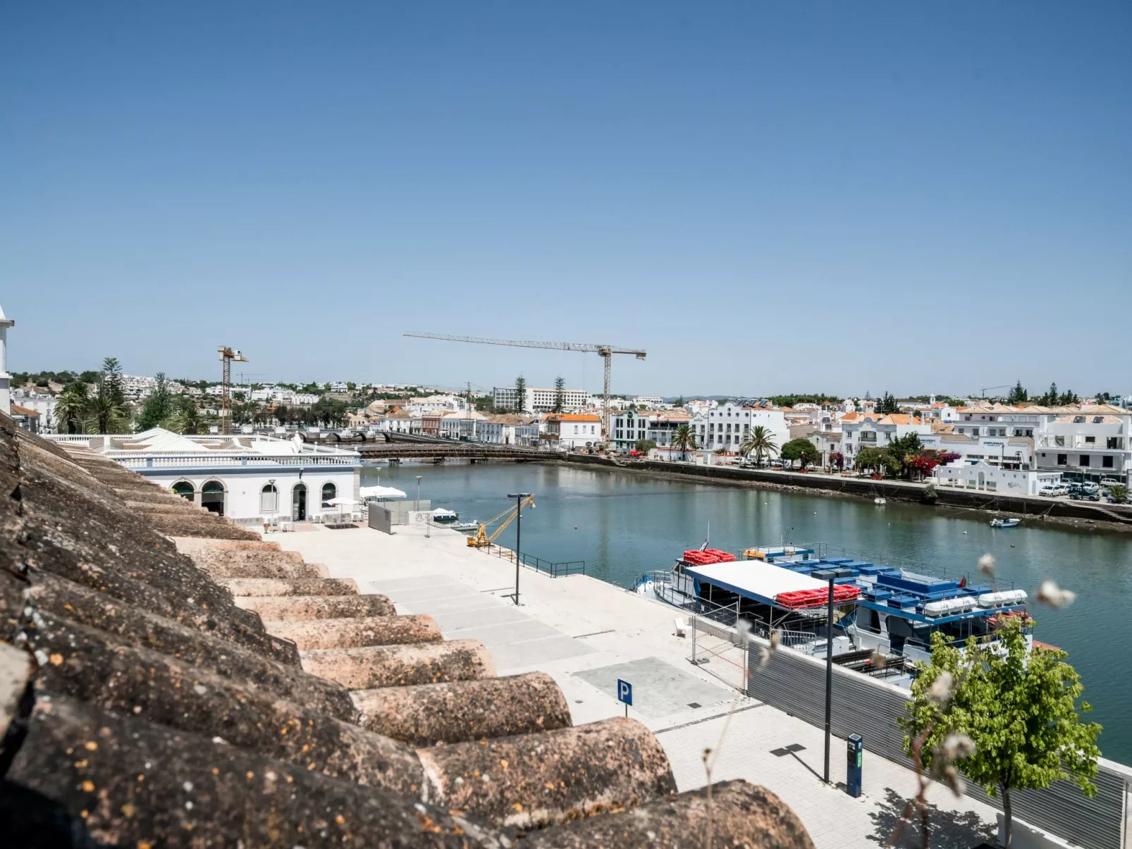 Haus am Flussufer-Buiten