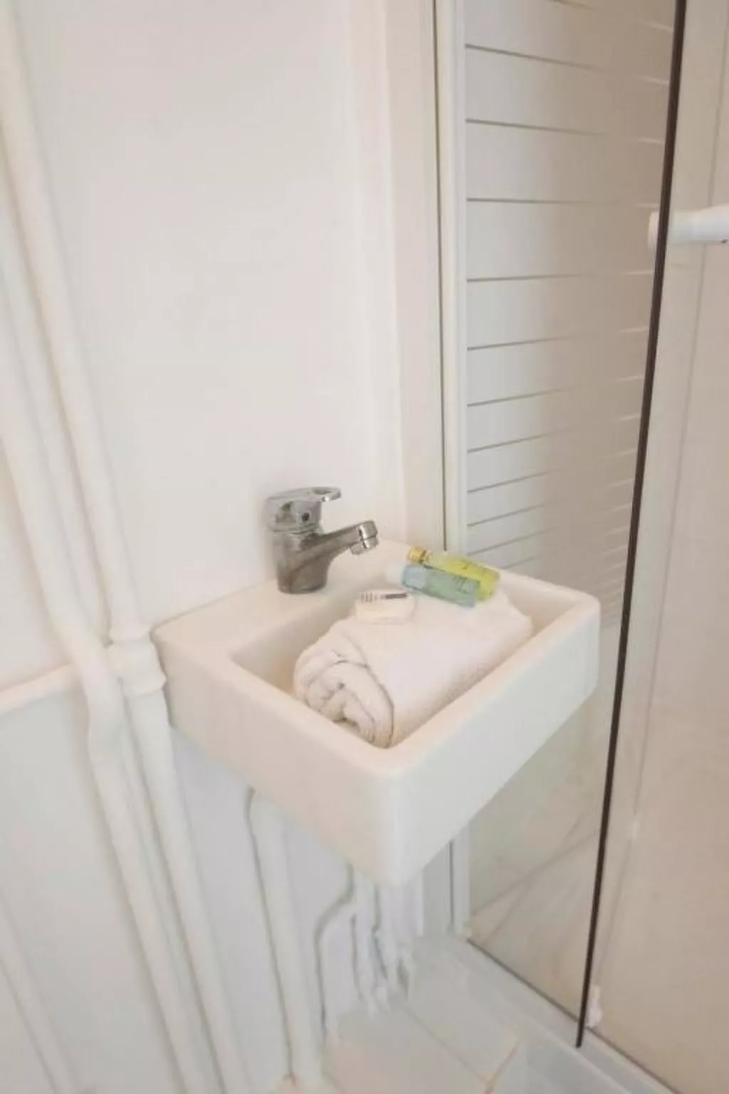 Zimmer mit Badezimmer-Image-tags.info