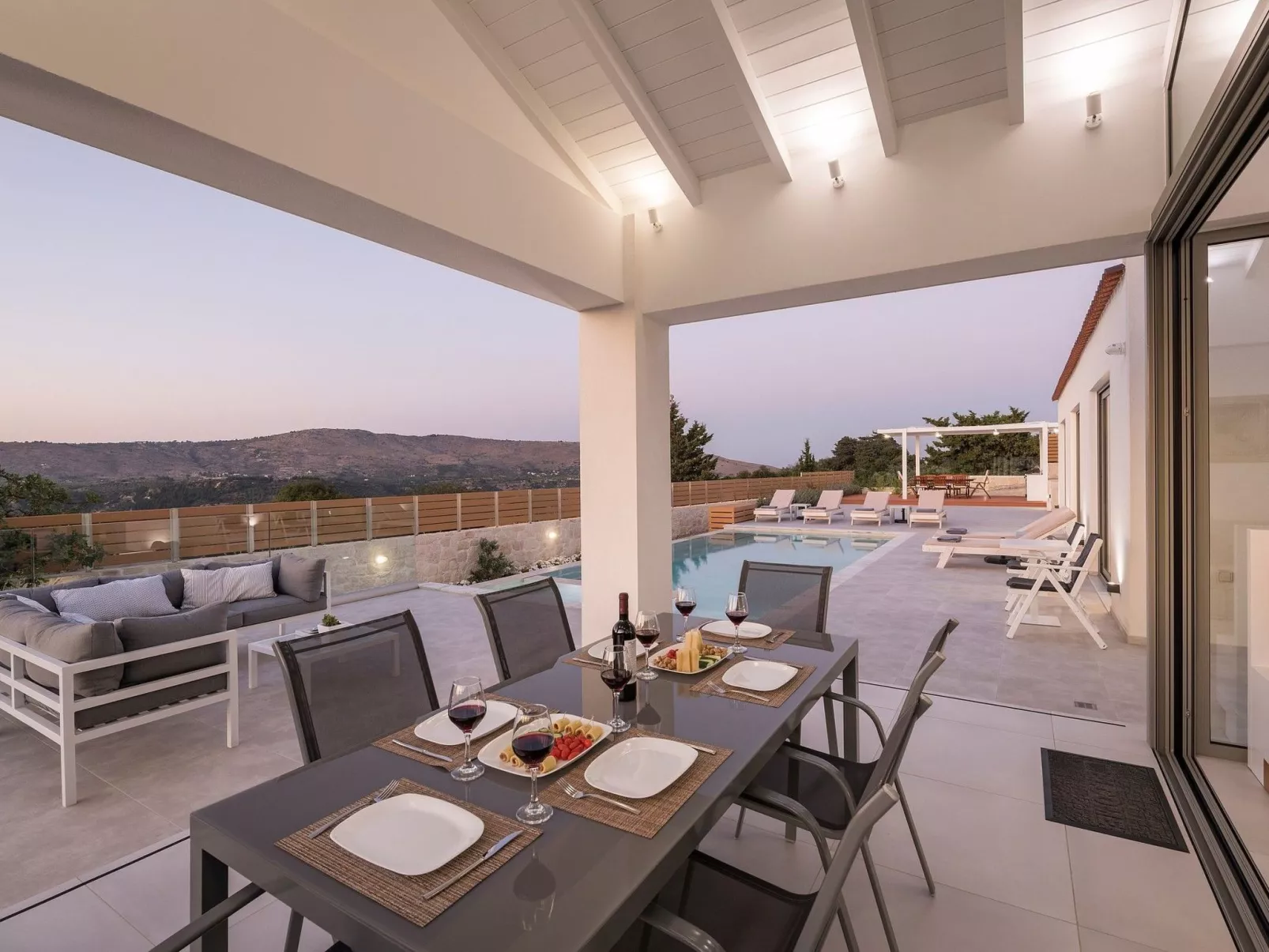 Villa White Harmony 6km vom Strand entfernt mit Pool-Binnen