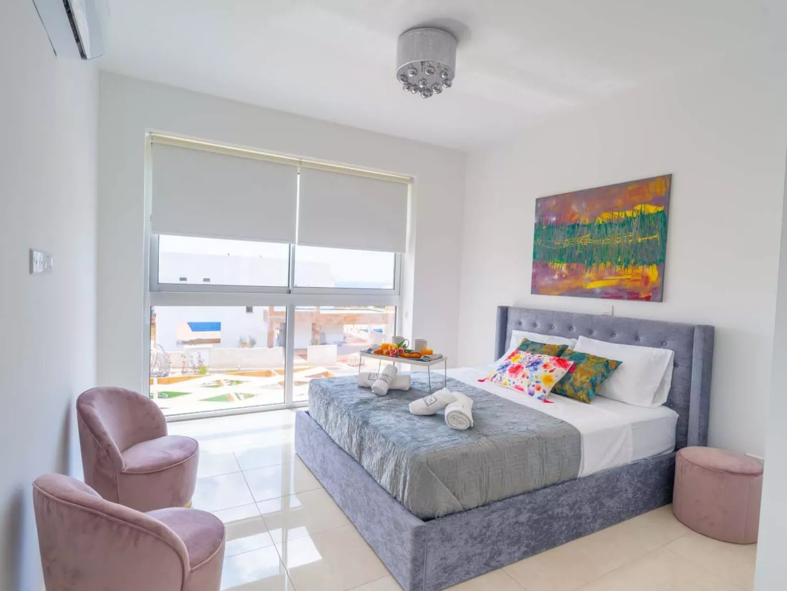 Luxuriöse Villa mit 4 Schlafzimmern, Pool und Whirlpool-Binnen