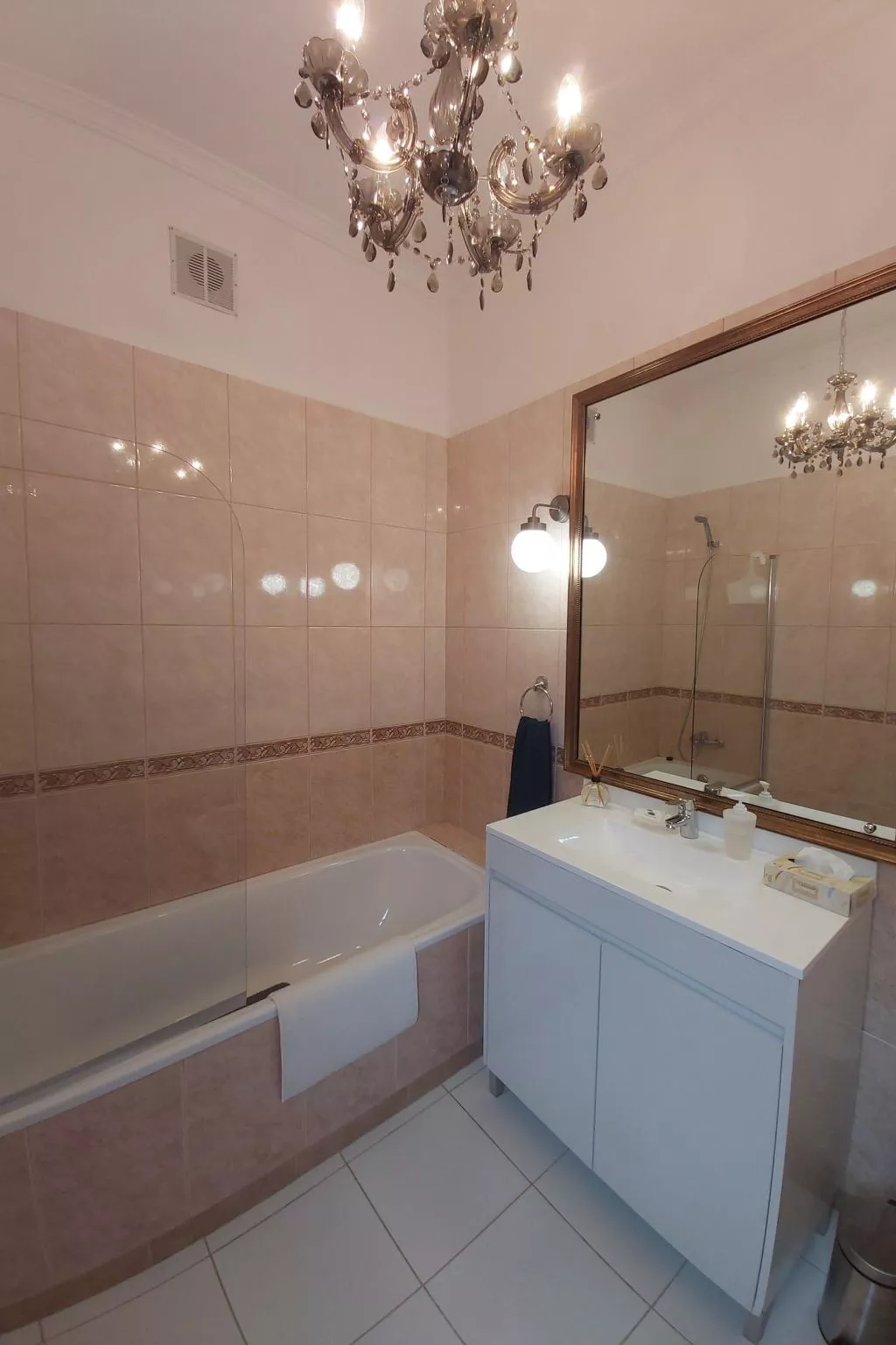 Cottage aus Stein mit Blick auf das Wasser-Binnen