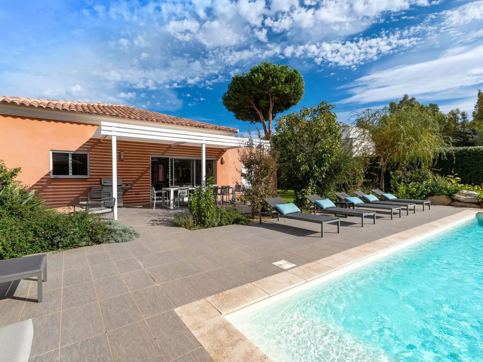 Villa 4 Schlafzimmer, privater Pool Garten und Parkplatz-Buiten