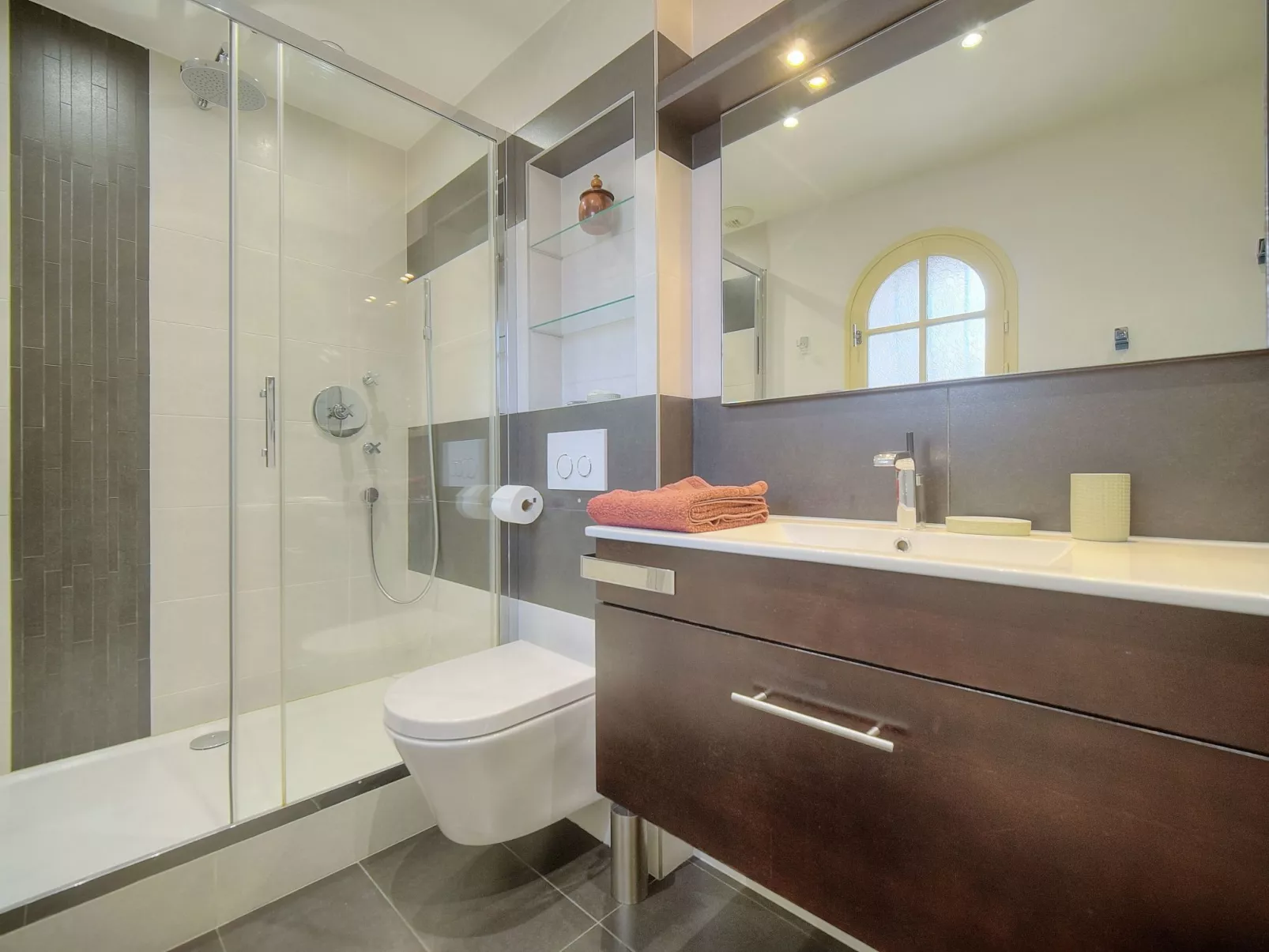 Loftartige Wohnung in ruhiger Lage in Cannes-Binnen