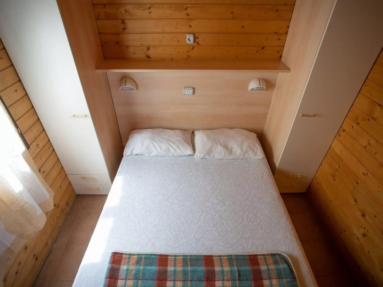 Bungalow aus Holz mit Veranda und nah am Strand.-Binnen