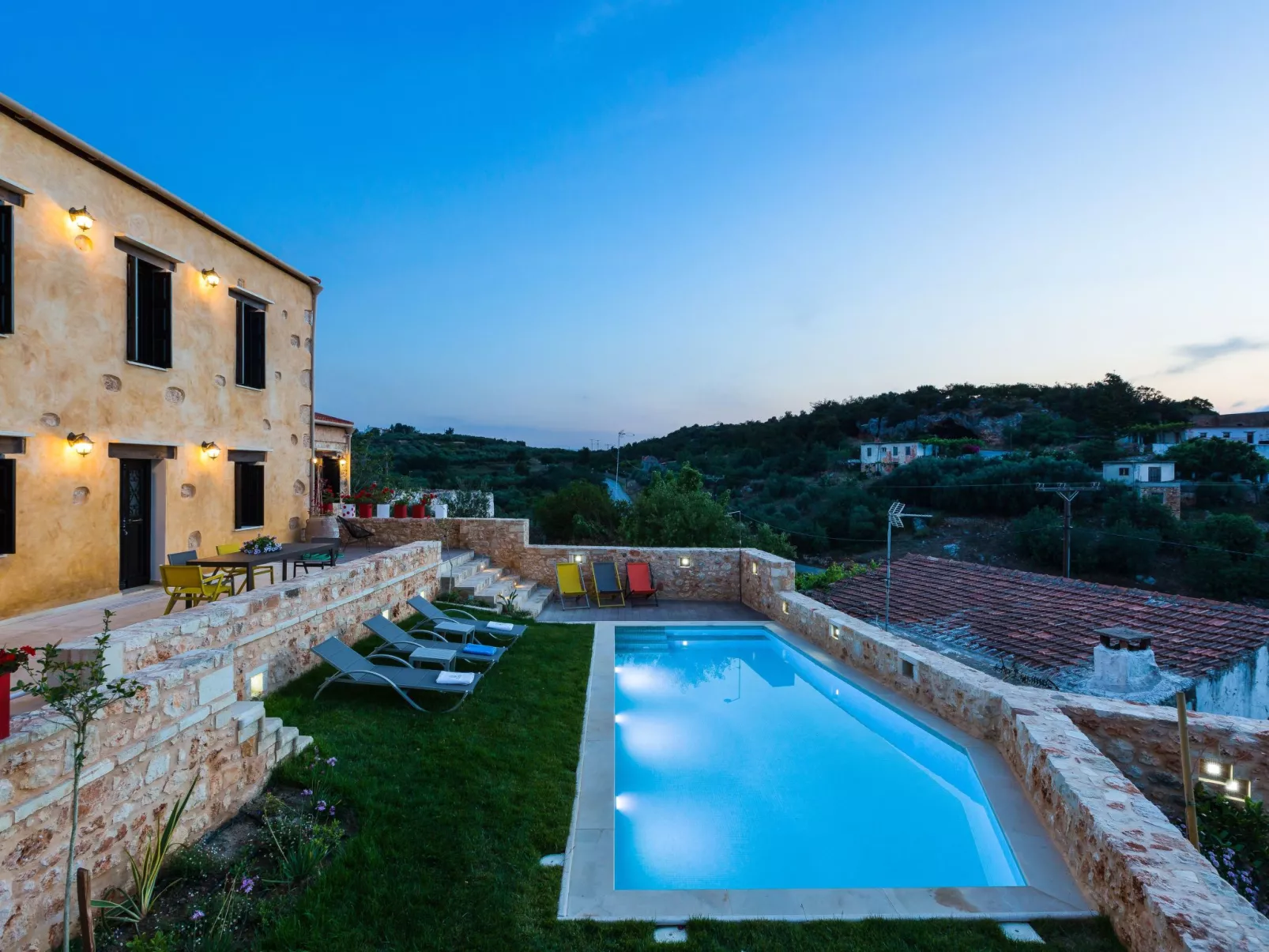 Freistehendes Ferienhaus mit großem Pool-Buiten