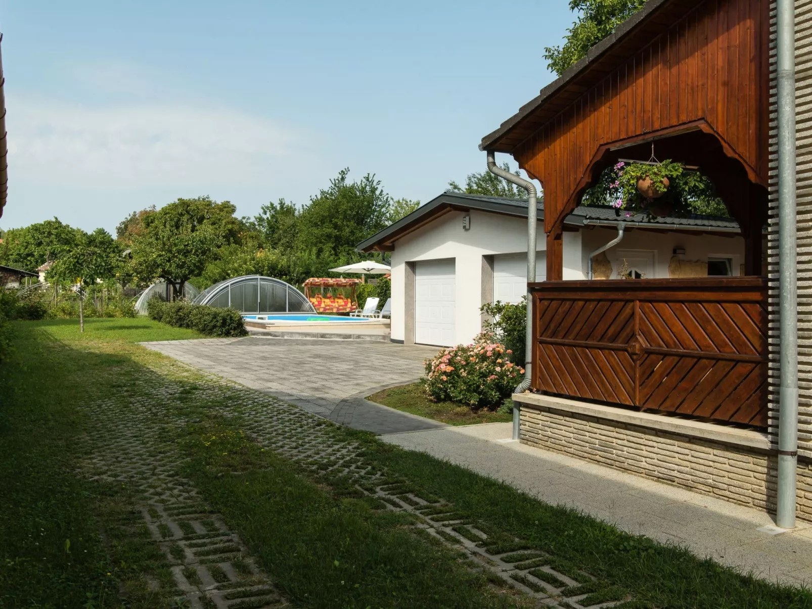 Mit Swimmingpool für 10 Personen-Buiten