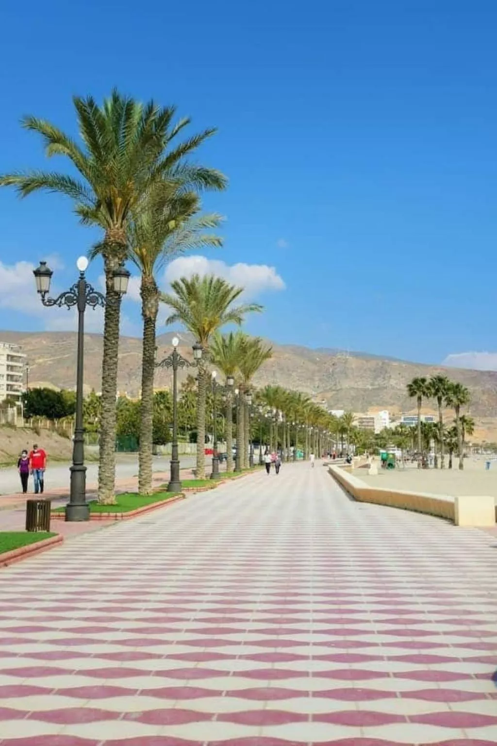 Sun Beach Aguadulce mit Parkplatz-Buiten