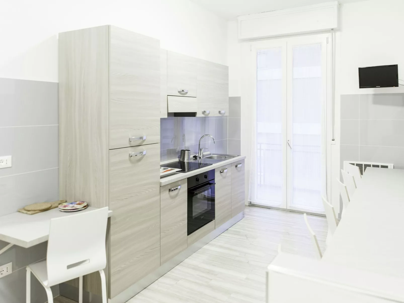 Auf dem Messegelände 14, in der Nähe des Zentrums und gegenüber dem Messegeländ-Binnen