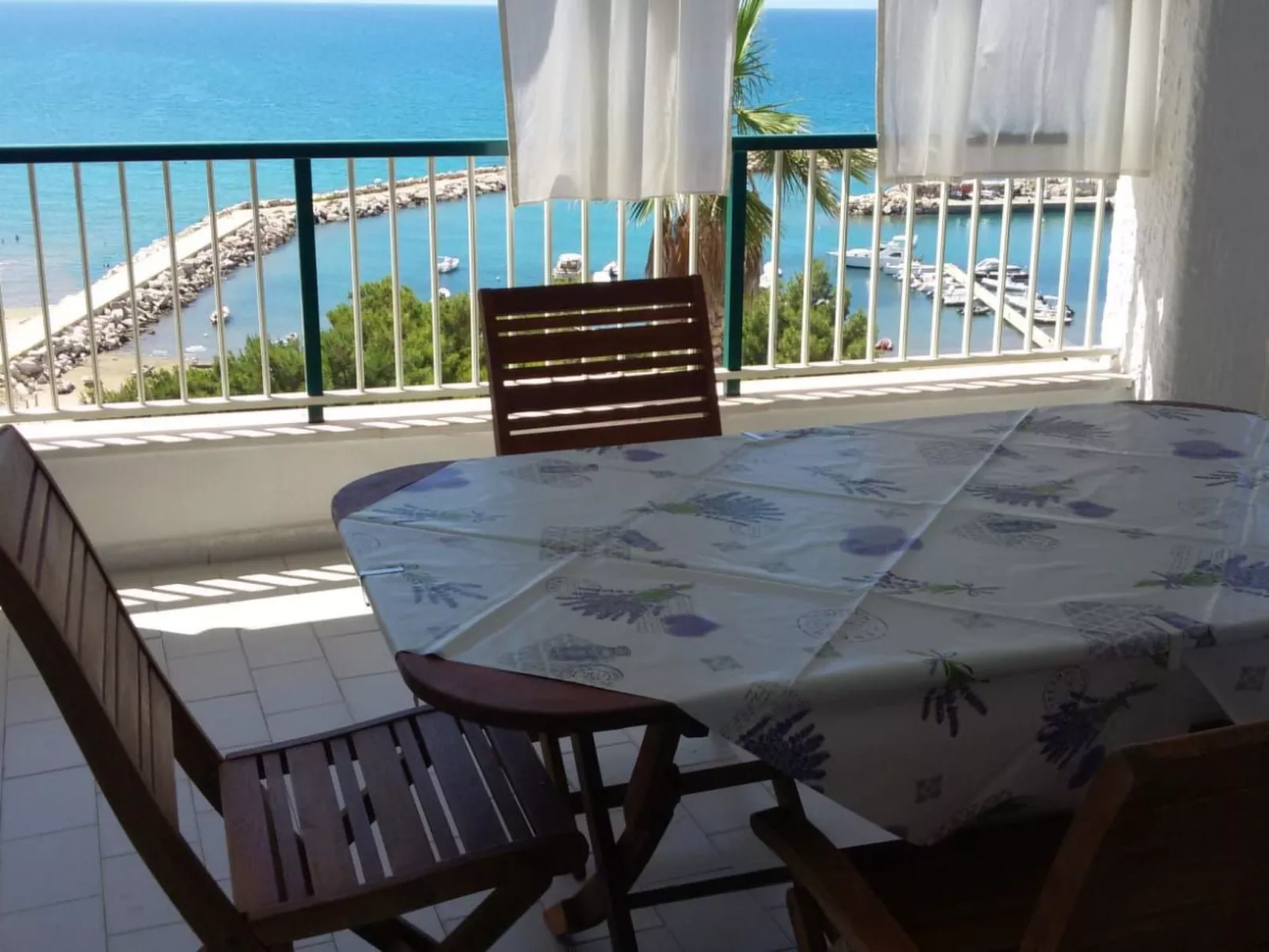 Drei-Zimmer-Wohnung mit Meerblick-Buiten