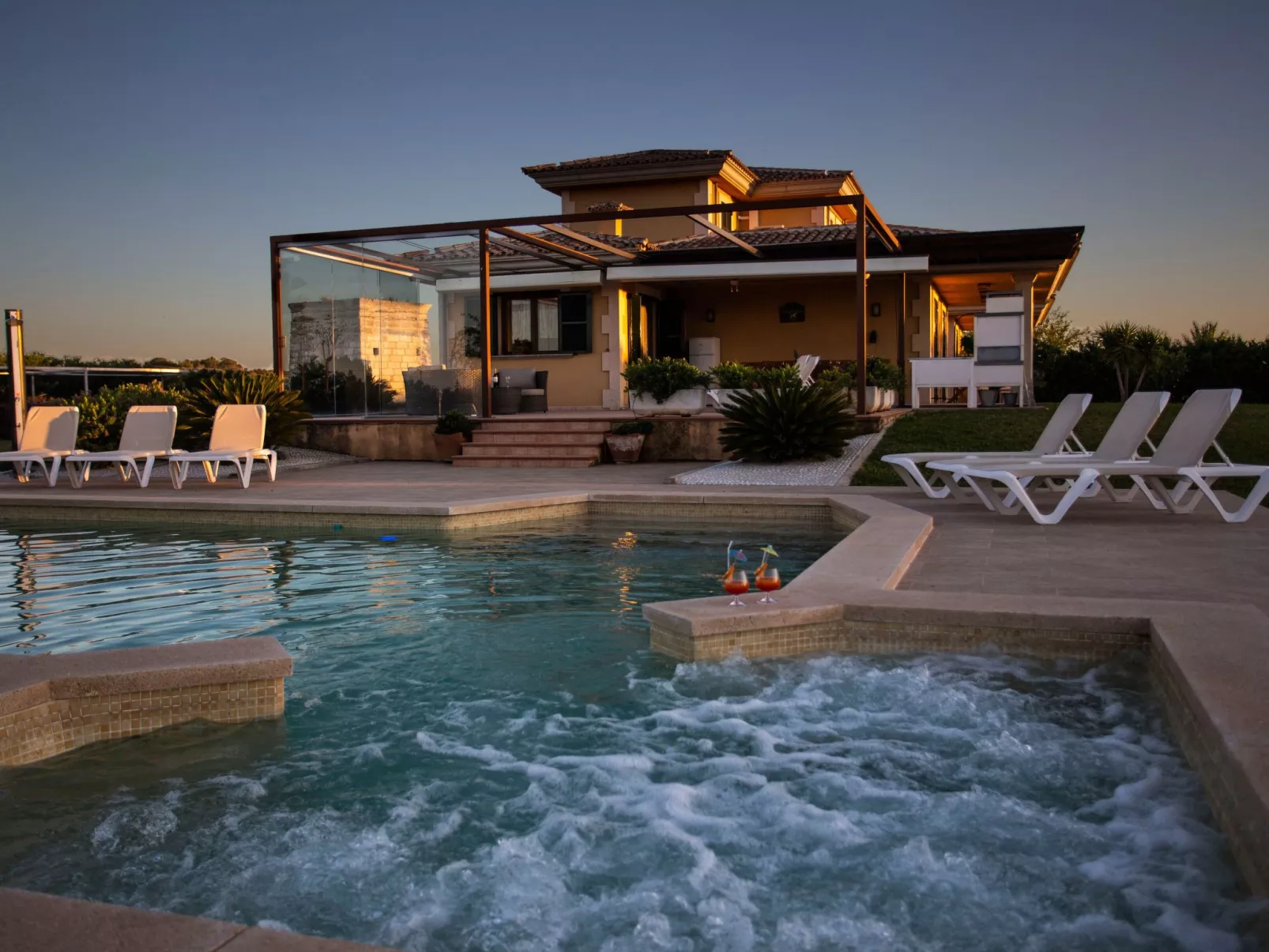 Can Vanrell, mit Schwimmbad, Jacuzzi und Rasenfläche.-Buiten