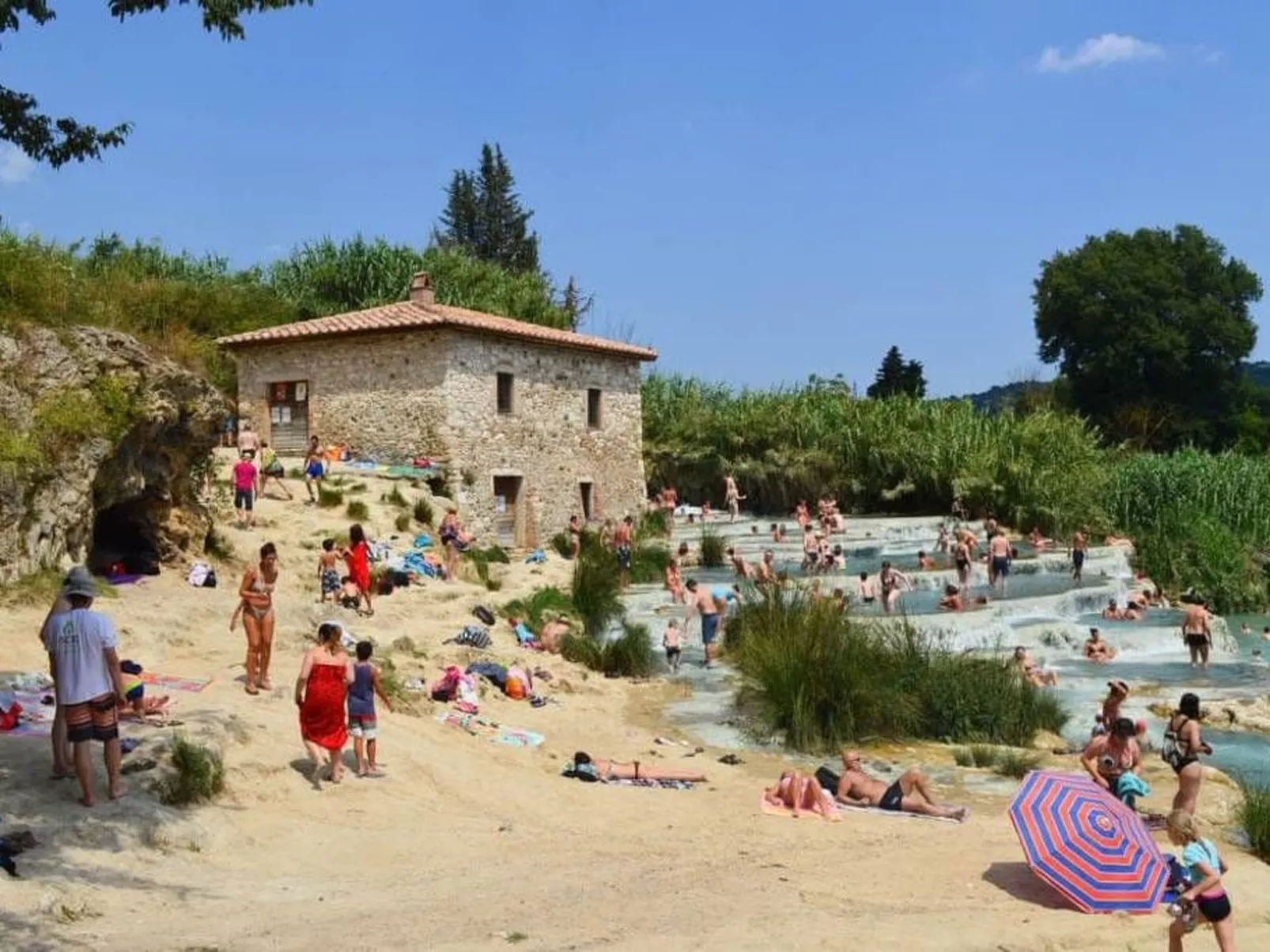 Mobilheim auf einem Campingplatz in der Nähe des Meeres und von Pisa-Buiten