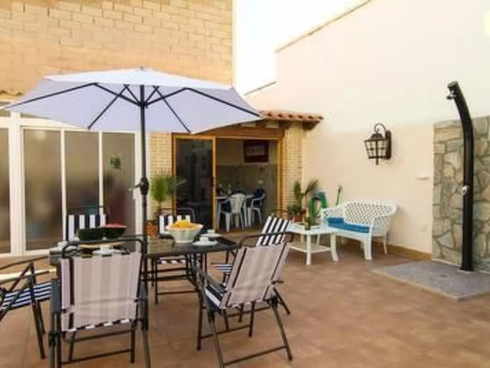 Wohnung mit Terrasse und privatem Pool-Buiten
