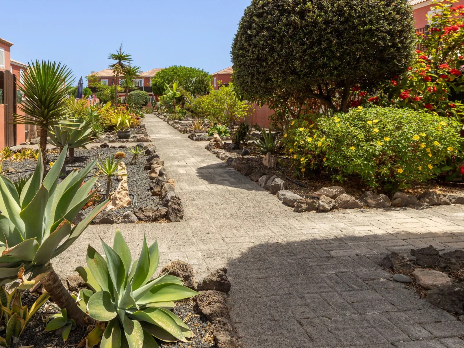 Private Terrasse, Schwimmbad, Parkplatz, Wi-Fi, TvSat-Buiten